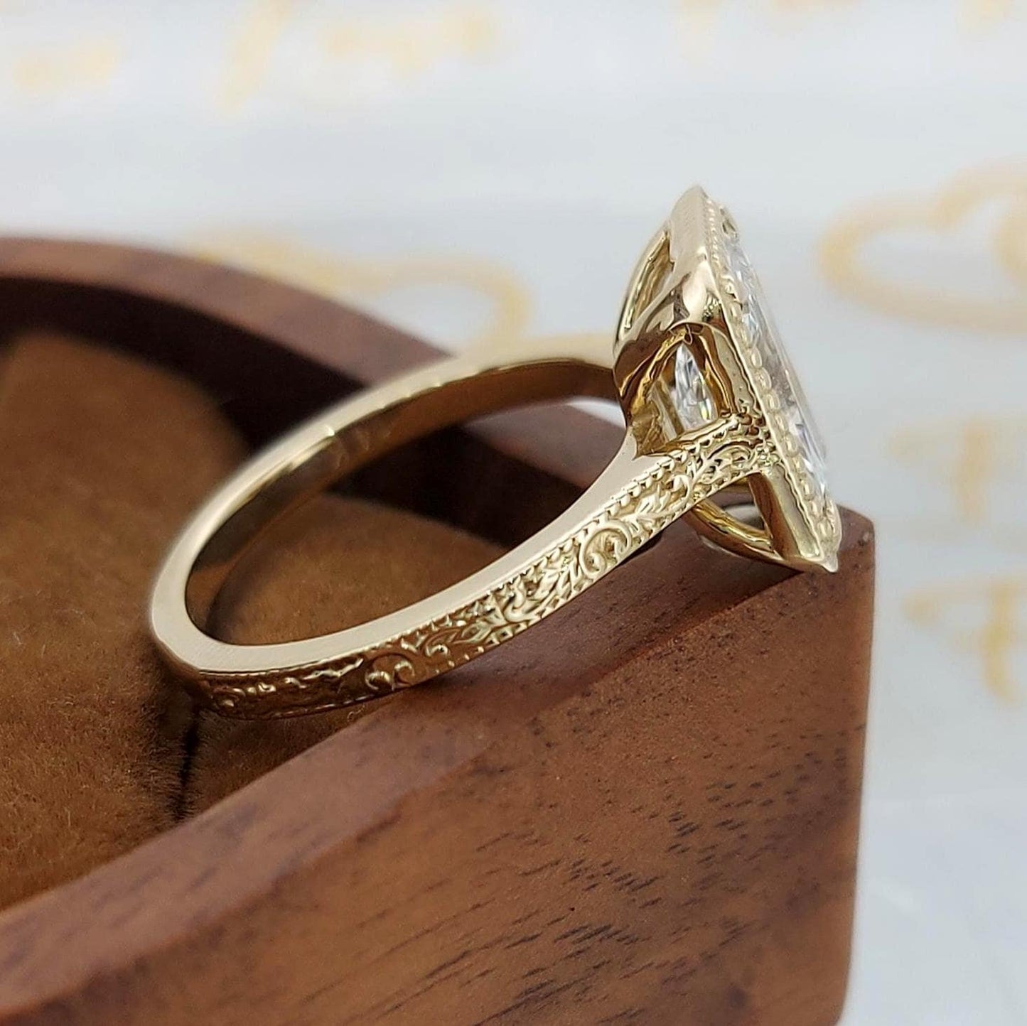 2 Karat IGI-zertifiziertes Radiant-Diamantband Radiant cut Moissanite engagement ring in 935er Argentium Silber — custom handcrafted by Forever For Love