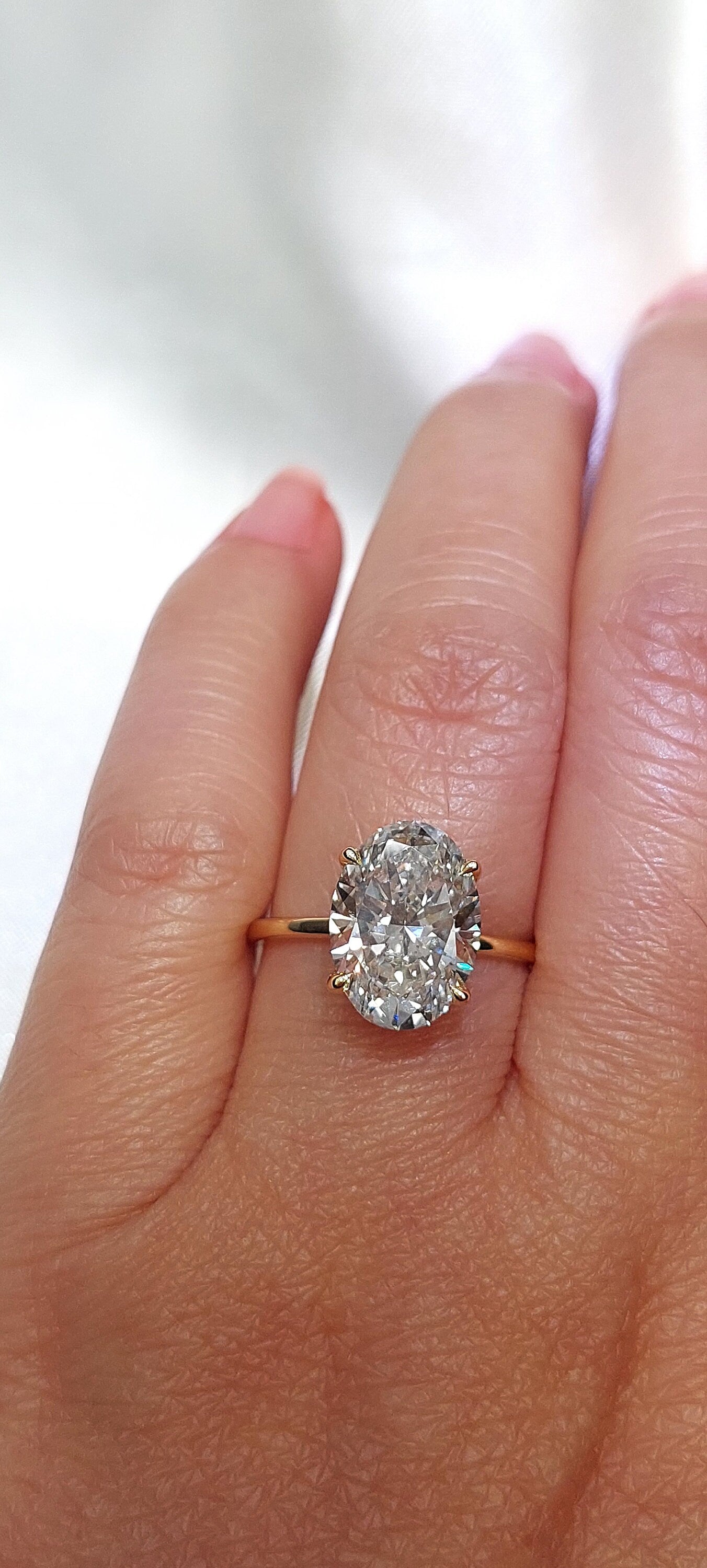 4.5 Karat Ovaler Labor-Diamant oder Moissanit Pavé Verlobungsring Oval cut Moissanite engagement ring in 935er Argentium Silber — custom handcrafted by Forever For Love