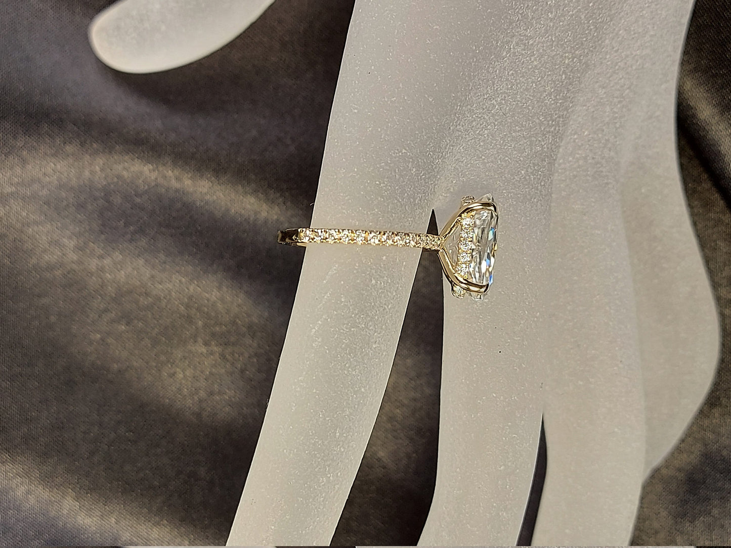 6 CT Moissanit-Verlobungsring im Hidden Halo, 14*9mm länglicher Crushed Ice Ovalschliff Ring, Moderner ovaler Diamantring, 14k massives Gelbgold Oval cut Moissanite engagement ring in 935 Argentium Silber — custom handcrafted by Forever For Love