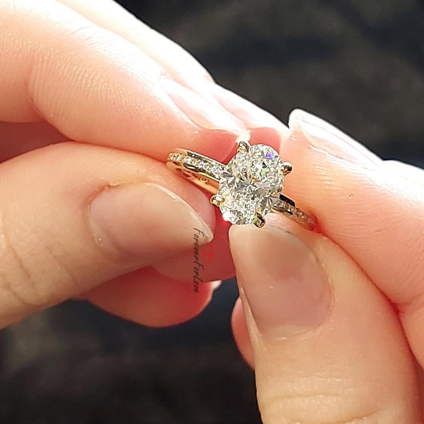 Bague de fiançailles ovale en diamant de laboratoire de 1,35 carat certifié IGI Oval cut 1Ct Moissanite taille brillant engagement ring in Gold or Platinum — custom handcrafted by Forever For Love