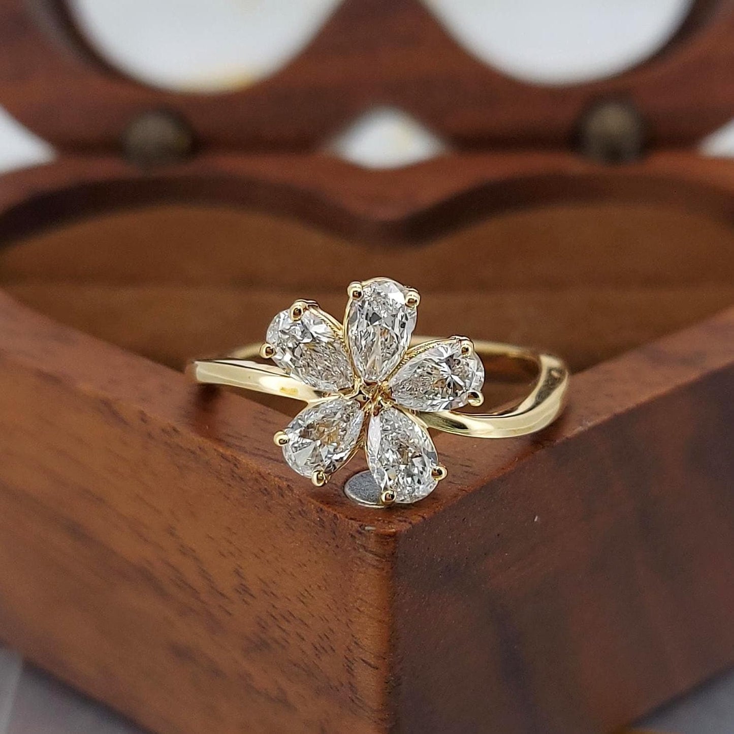 Birnen-Labor-Diamantring Pear cut Moissanite engagement ring in 935 Argentium Silber — custom handcrafted by Forever For Love