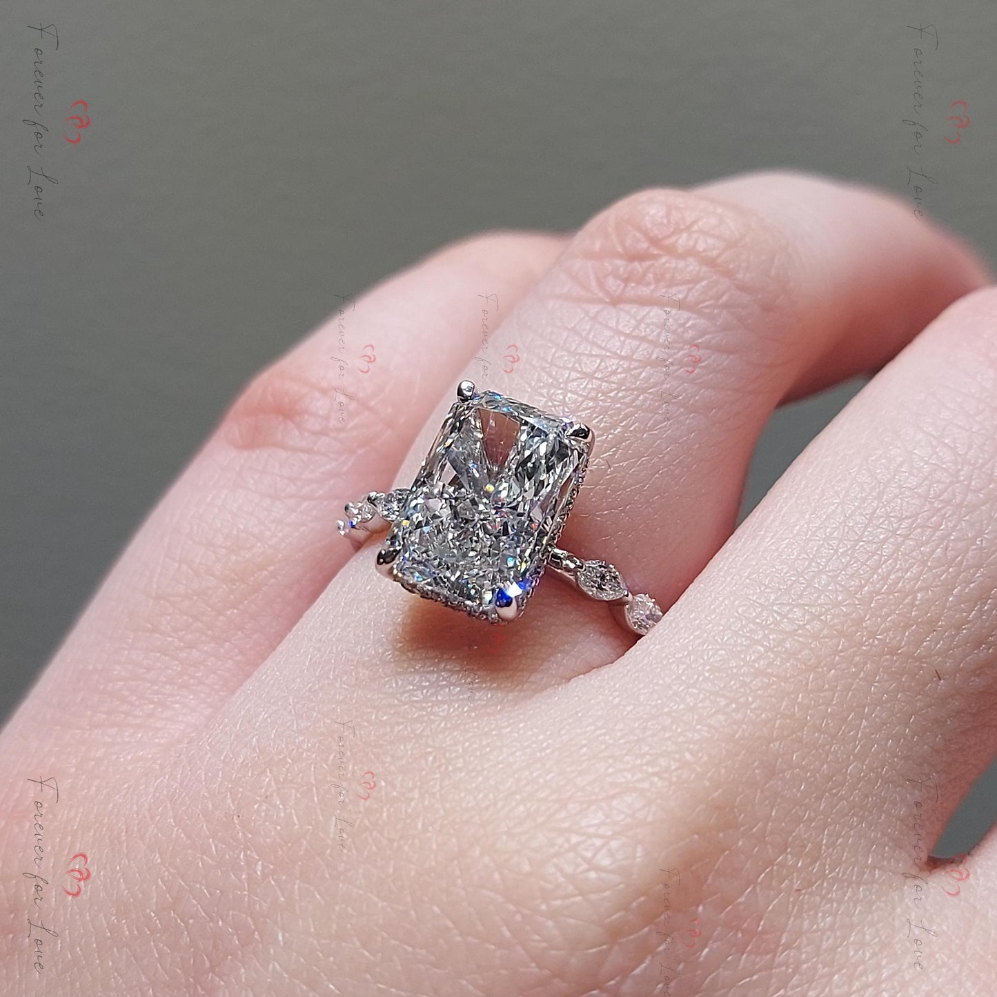 Bague de Fiançailles Solitaire 4 Ct avec Diamant de Laboratoire Radiant Certifié IGI Radiant cut 1Ct Moissanite taille brillant engagement ring in Gold or Platinum — custom handcrafted by Forever For Love