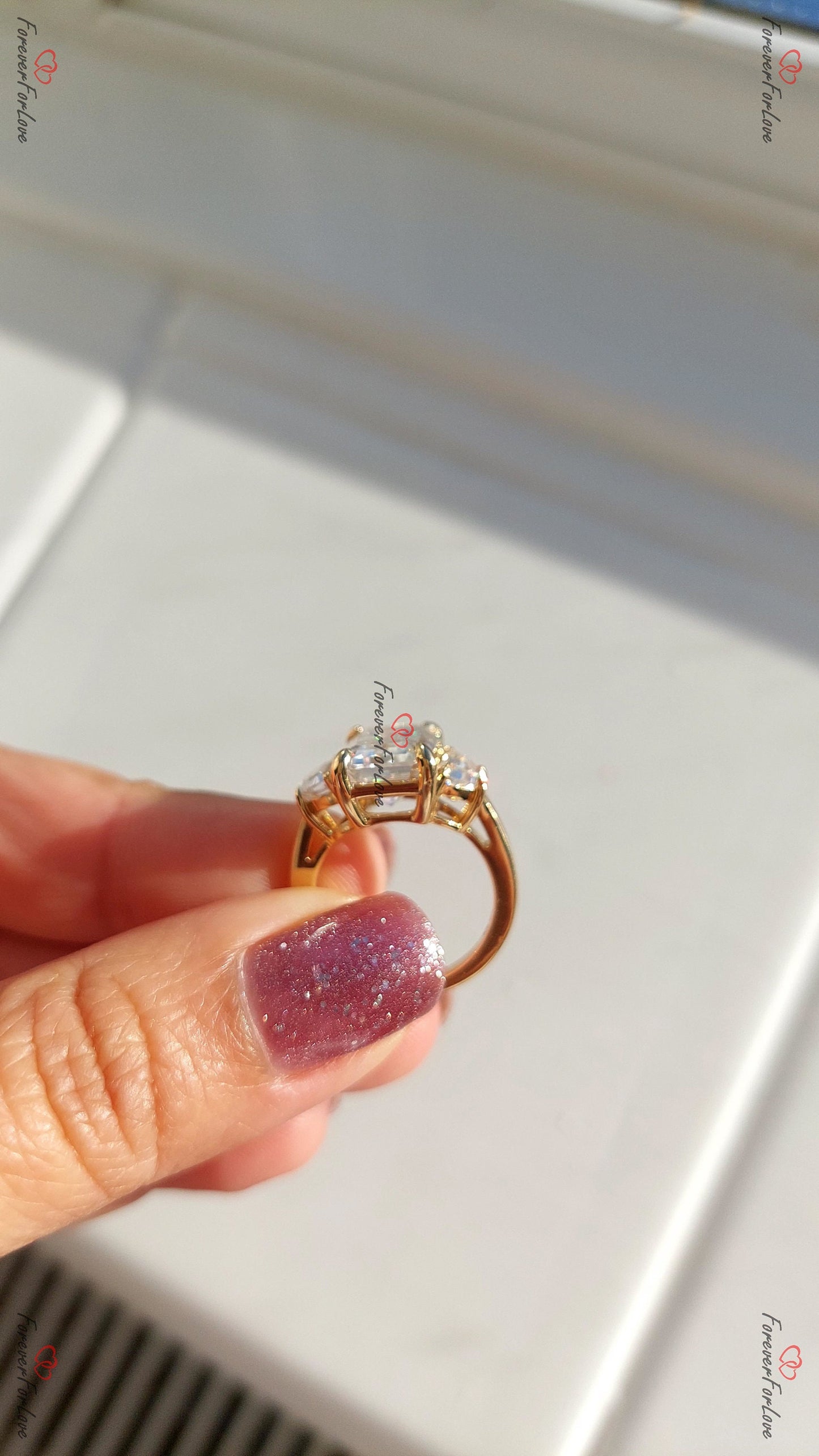 Verlobungsring mit drei Steinen aus 5 Karat Smaragd-Moissanit Emerald cut Moissanite engagement ring in Gold or Platinum — custom handcrafted by Forever For Love