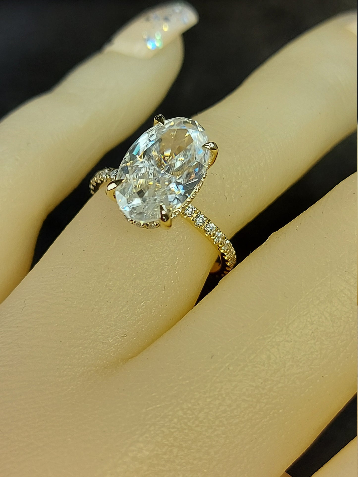6 CT Moissanit-Verlobungsring im Hidden Halo, 14*9mm länglicher Crushed Ice Ovalschliff Ring, Moderner ovaler Diamantring, 14k massives Gelbgold Oval cut Moissanite engagement ring in 935 Argentium Silber — custom handcrafted by Forever For Love