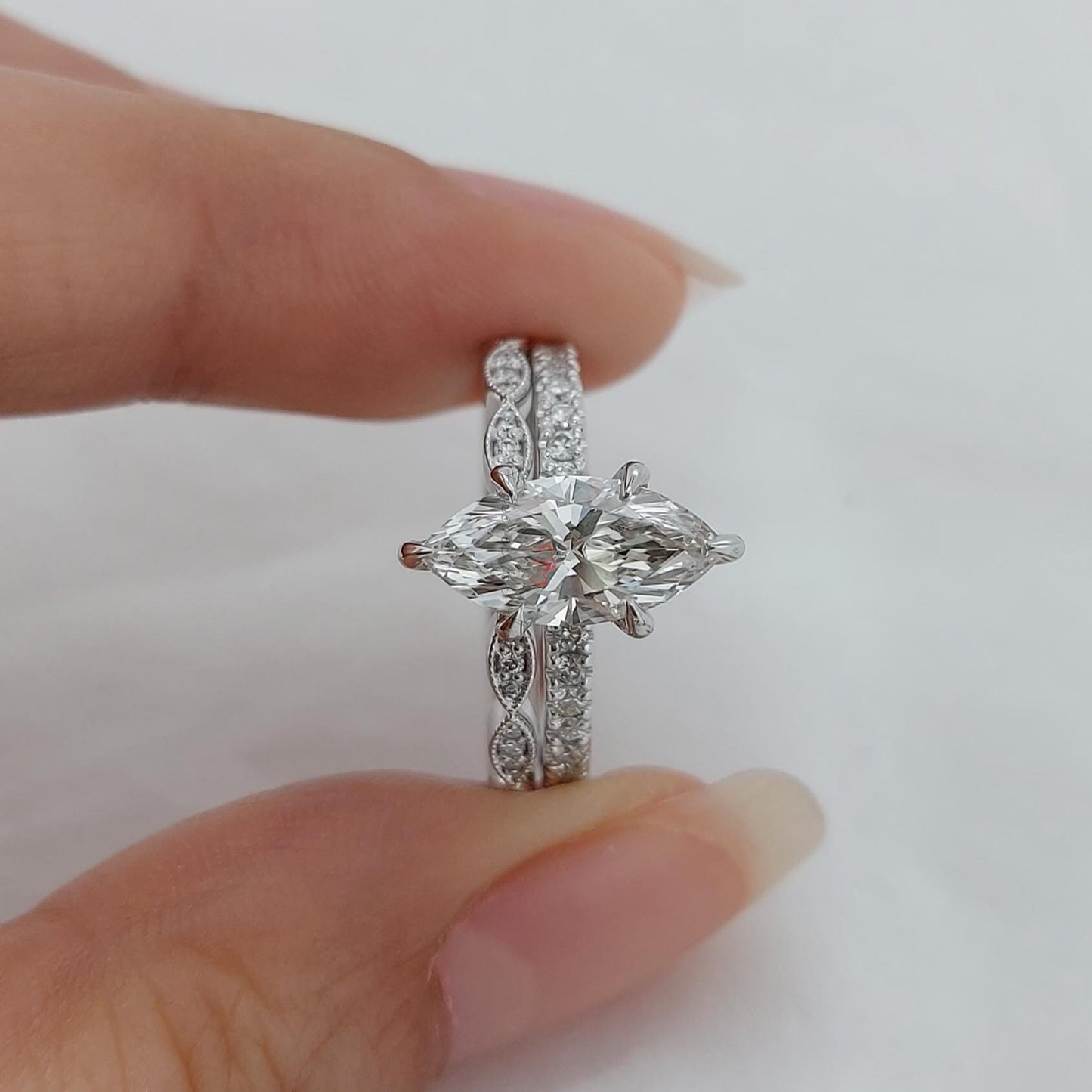 1,5 Karat Marquis Diamant Verlobungsring Set, Vintage Diamant Stacking Ring Diamantring, 14K/18K Gelbgold Zartes Brautset. Marquise cut Moissanite engagement ring in 935 Argentium Silber — custom handcrafted by Forever For Love