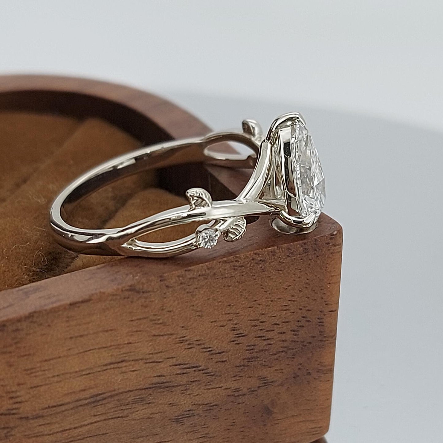 Bague de fiançailles en diamant de laboratoire de 3 carats, taille poire, couleur D, certifié IGI Pear cut 1Ct Moissanite Taille Brillant engagement ring in Gold or Platinum — custom handcrafted by Forever For Love