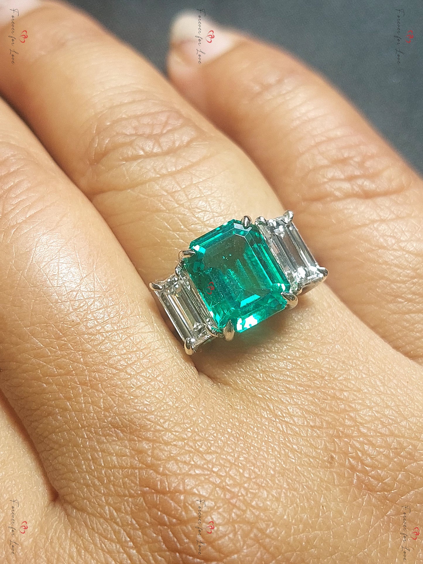 Verlobungs- und Hochzeits-Set mit Smaragd und Moissanit, handgefertigt in Weiß-/Rosé-/Gelbgold oder Platin, Smaragd-Brautring-Set, Smaragd-Antragsring Emerald cut Moissanite engagement ring in 935er Argentium Silber — custom handcrafted by Forever For Love