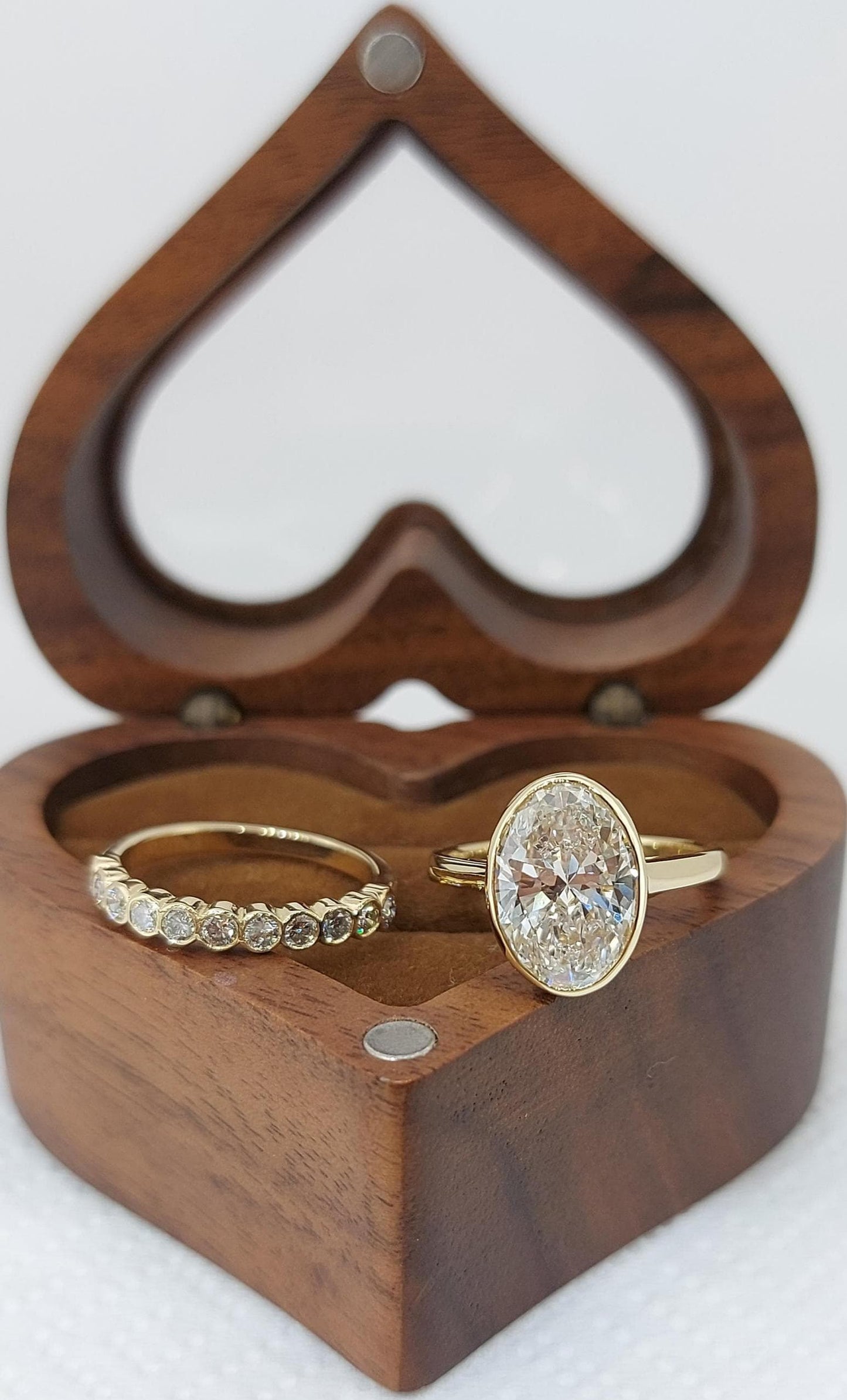 Bague de fiançailles trois pierres en diamant de laboratoire ovale de 3,1 carats Oval cut Moissanite taille brillant engagement ring in Gold or Platinum — custom handcrafted by Forever For Love