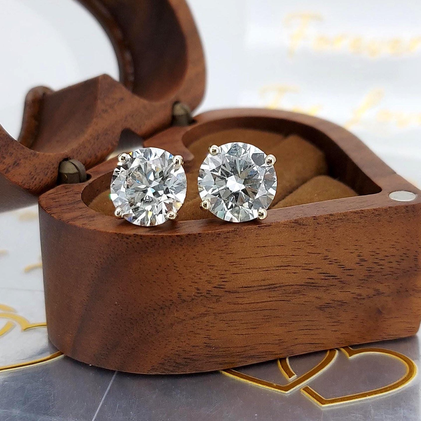 8 Karat Gesamtgewicht E Farbe VVS2 Reinheit IGI-zertifizierte runde im Labor gezüchtete Diamant-Ohrstecker, 14 Karat Weißgold, perfektes Geschenk für sie. Moissanite engagement ring in Gold or Platinum — custom handcrafted by Forever For Love