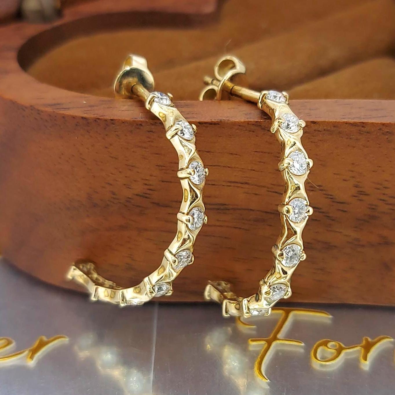 14 Karat Gold Ohrstecker mit runden Diamanten, Einzigartiges Design, Minimalistische Ohrringe, Perfekt für den Alltag, Geschenk für Sie Moissanite engagement ring in Gold or Platinum — custom handcrafted by Forever For Love