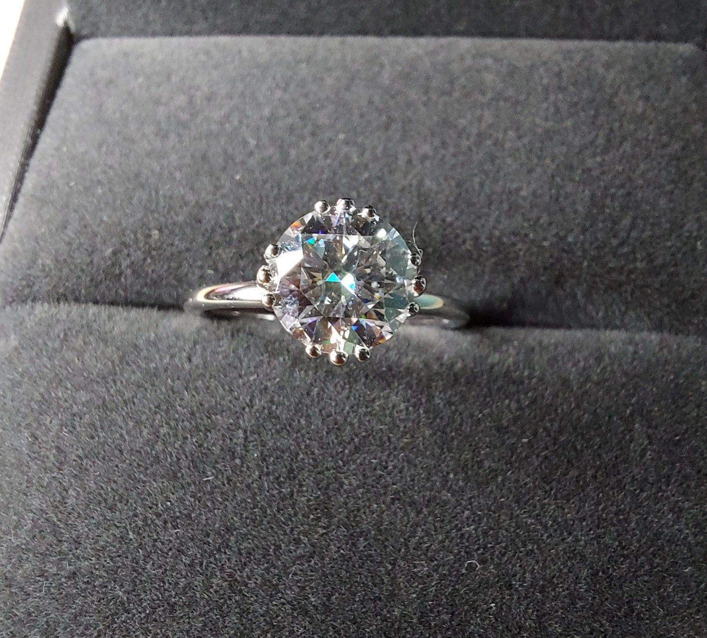 Bague de fiançailles en moissanite ronde de 1 carat avec serti à griffes Round cut 1Ct Moissanite Taille Brillant engagement ring in Gold or Platinum — custom handcrafted by Forever For Love