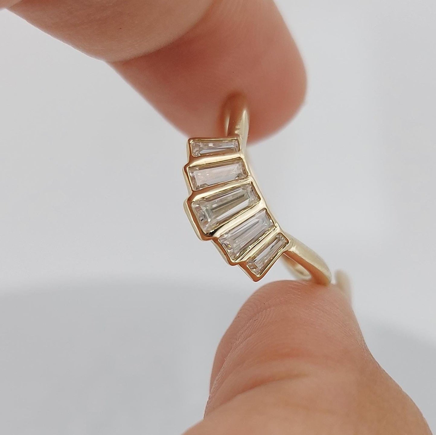 Gebogener Baguette-Moissanit-Stapelring Baguette cut Moissanite engagement ring in 935 Argentium Silber — custom handcrafted by Forever For Love