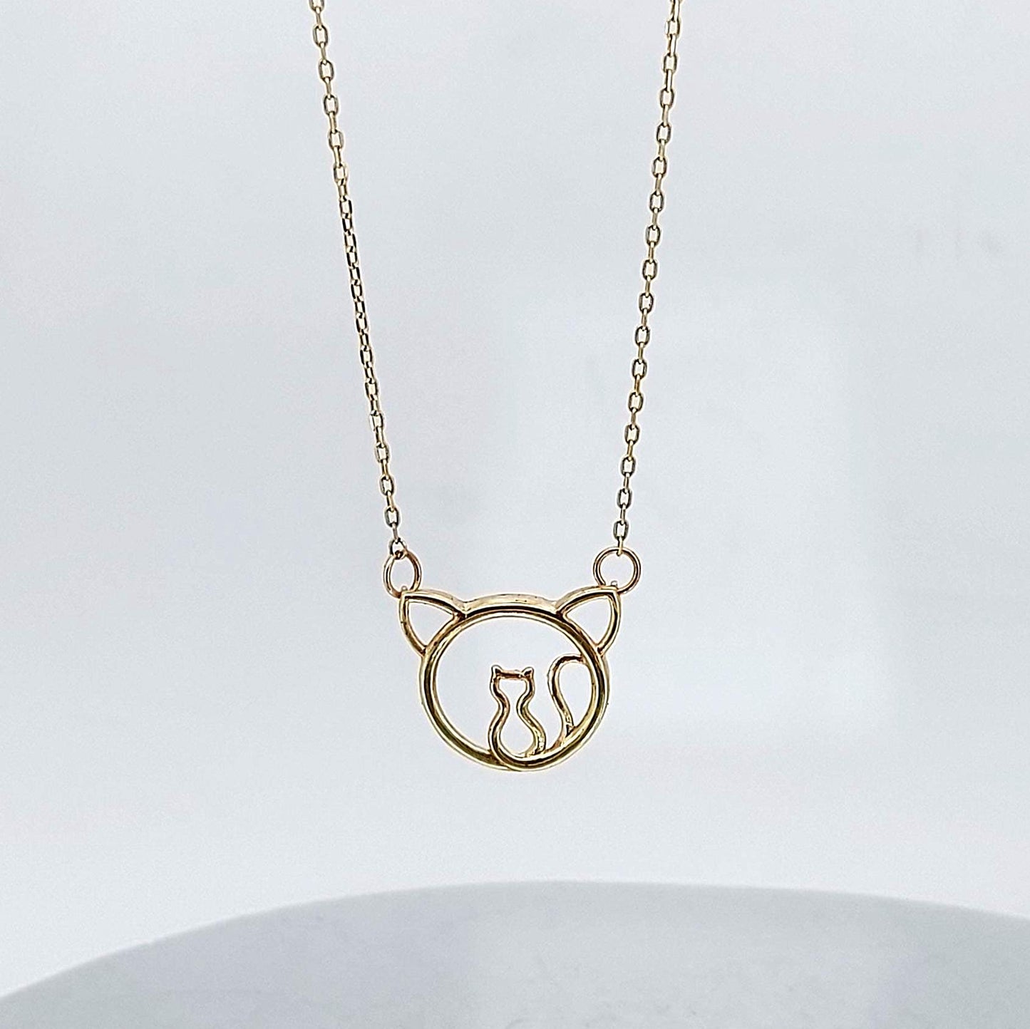 Katzenkette aus massivem Gold, 14 Karat Gelbgold, zierlicher minimalistischer Katzenanhänger, zierliche Damenkette, besonderes Geschenk für sie. Moissanite engagement ring in Gold or Platinum — custom handcrafted by Forever For Love