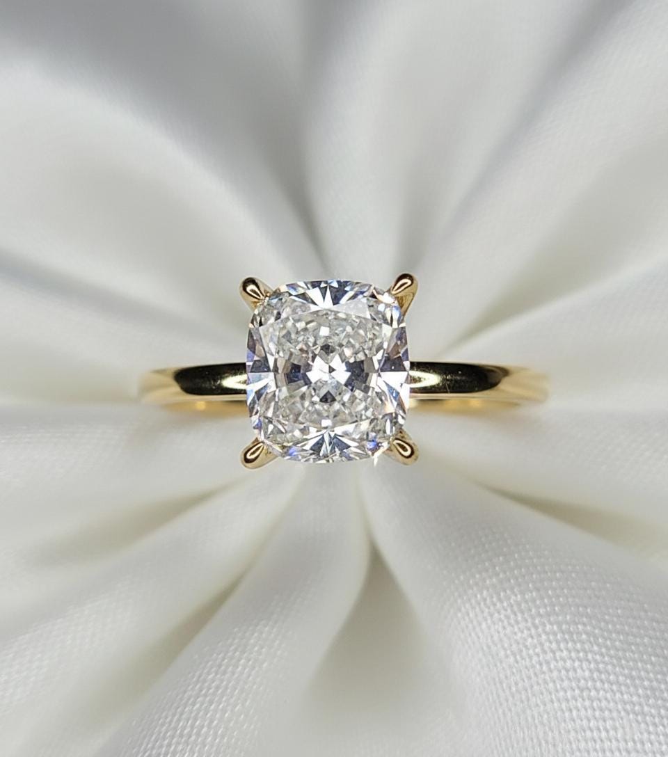 Bague de fiançailles en diamant naturel taille coussin certifié GIA 1 carat Cushion cut 1Ct Moissanite taille brillant engagement ring in Gold or Platinum — custom handcrafted by Forever For Love
