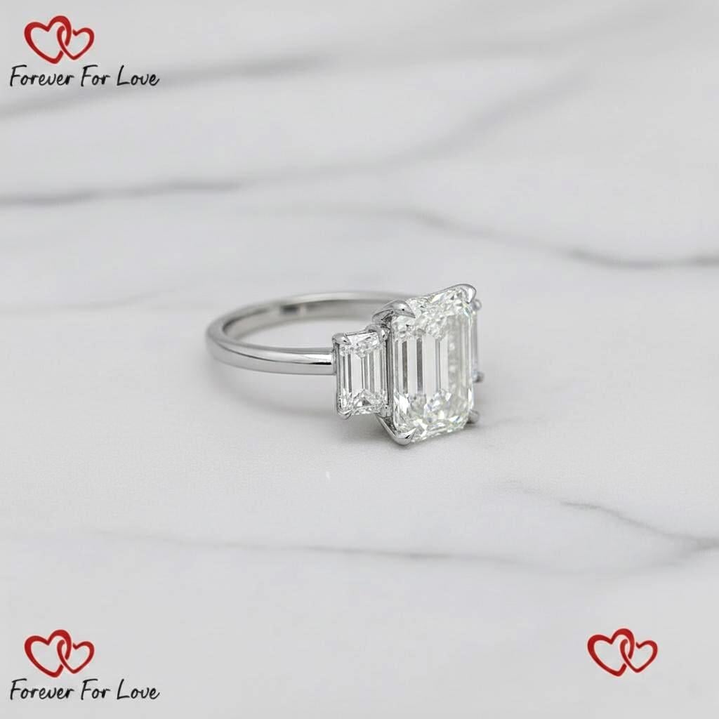 Verlobungsring mit 6 Karat IGI-zertifiziertem Smaragd-Labor-Diamanten und drei Steinen Emerald cut Moissanite engagement ring in Gold or Platinum — custom handcrafted by Forever For Love