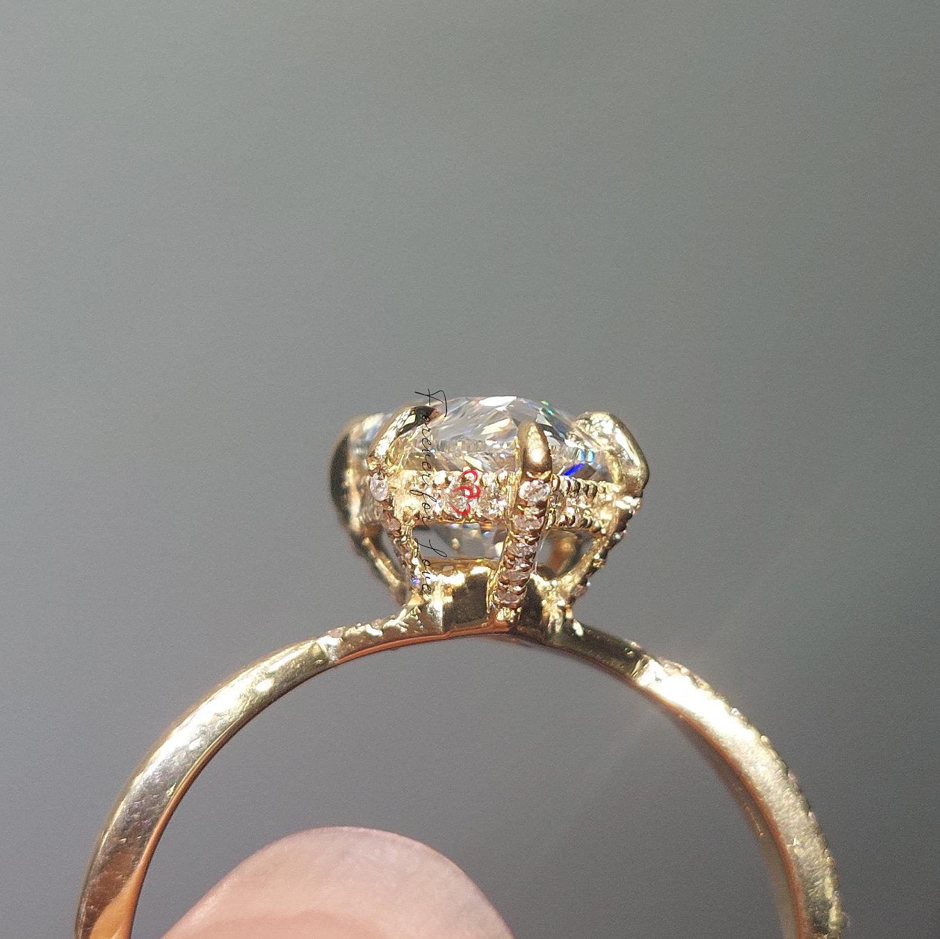 2,5 Karat tropfenförmiger Labor-Diamant-Solitärring, VS1 Pear cut Moissanite engagement ring in 935er Argentium Silber — custom handcrafted by Forever For Love