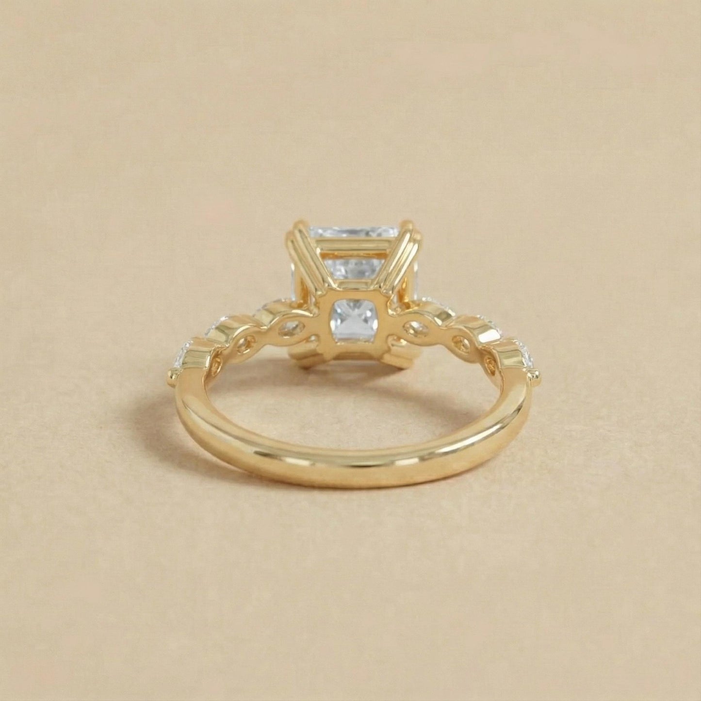 Verlobungsring mit 2 Karat IGI-zertifiziertem Prinzessschliff Labor-Diamanten Princess cut Moissanite engagement ring in 935er Argentium Silber — custom handcrafted by Forever For Love