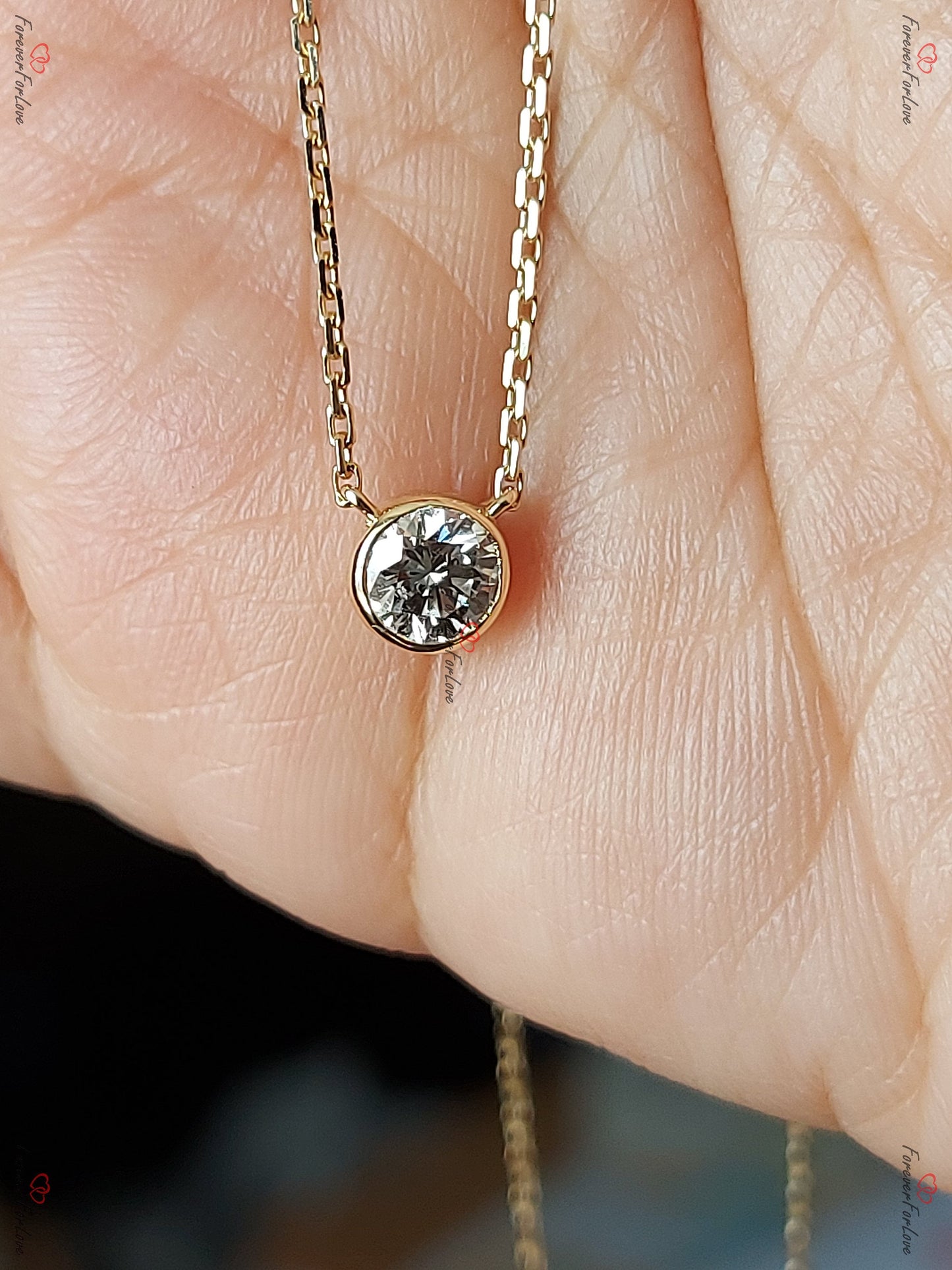 Runde Diamantkette, 14 Karat Gelbgold, zierlicher minimalistischer Diamantanhänger, echte Diamant-Lünetten-Halskette für Damen, Brautjungfern-Geschenk. Moissanite engagement ring in Gold or Platinum — custom handcrafted by Forever For Love