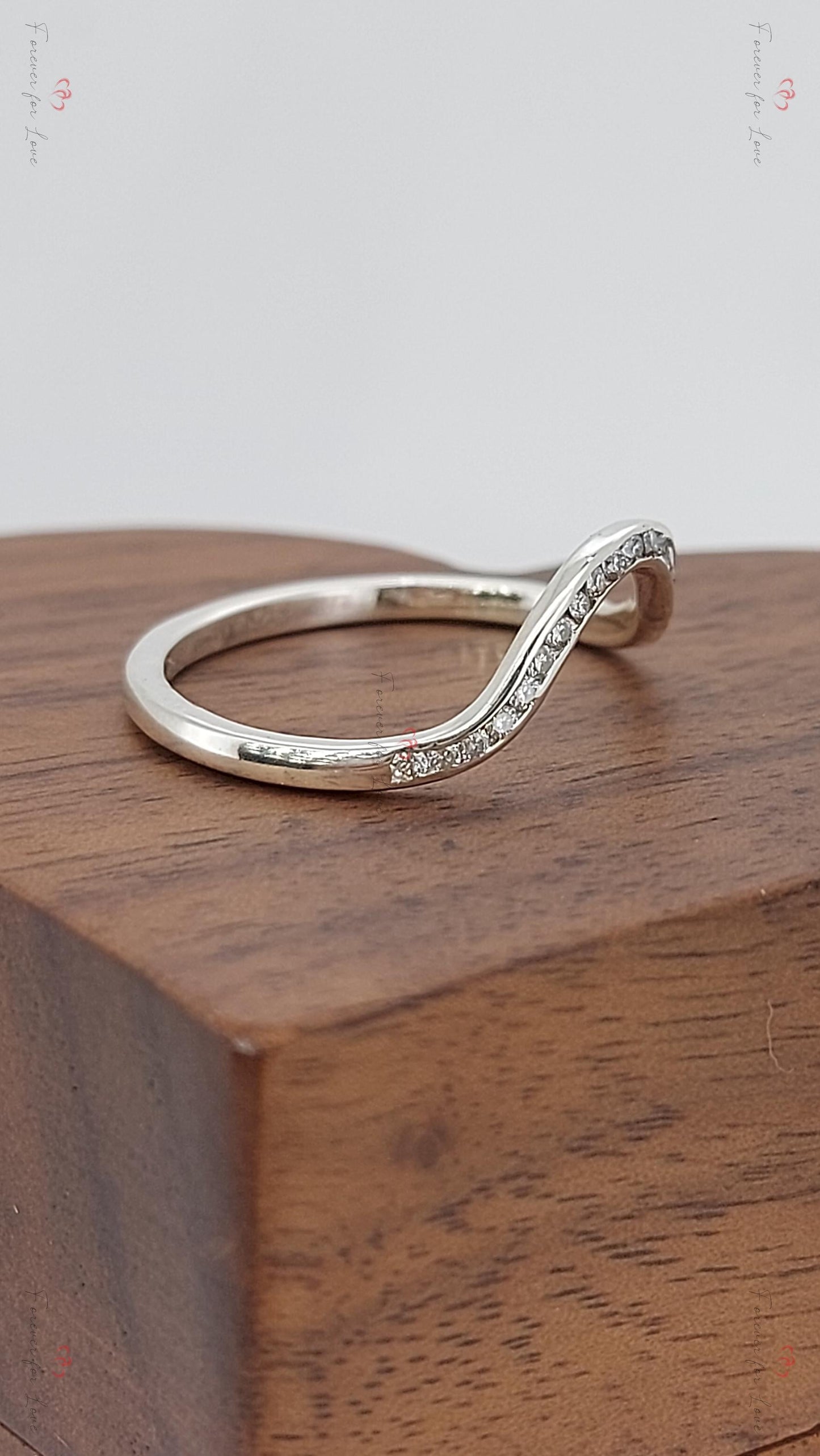 Massiver goldener, geschwungener Halbellanzring, stapelbarer Ehering mit britischer Punze – Diamant-Ehering – passender Ehering Round cut Moissanite engagement ring in 935 Argentium Silber — custom handcrafted by Forever For Love