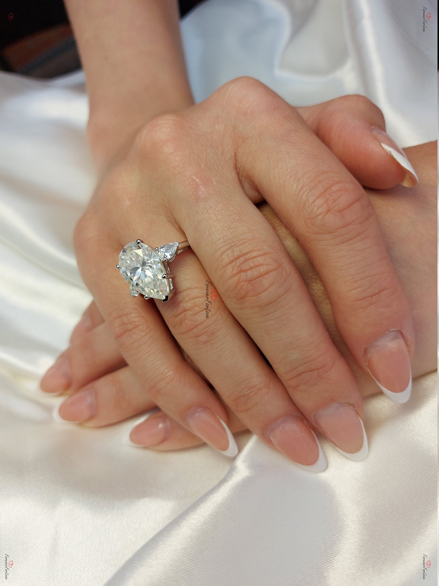 7,5 Karat tropfenförmiger Diamant-Verlobungsring, 14k Weißgold Diamantring, tropfenförmiger Verlobungsring, tropfenförmiger Moissanit-Ring, Drei-Stein-Ring. Pear cut Moissanite engagement ring in Gold or Platinum — custom handcrafted by Forever For Love