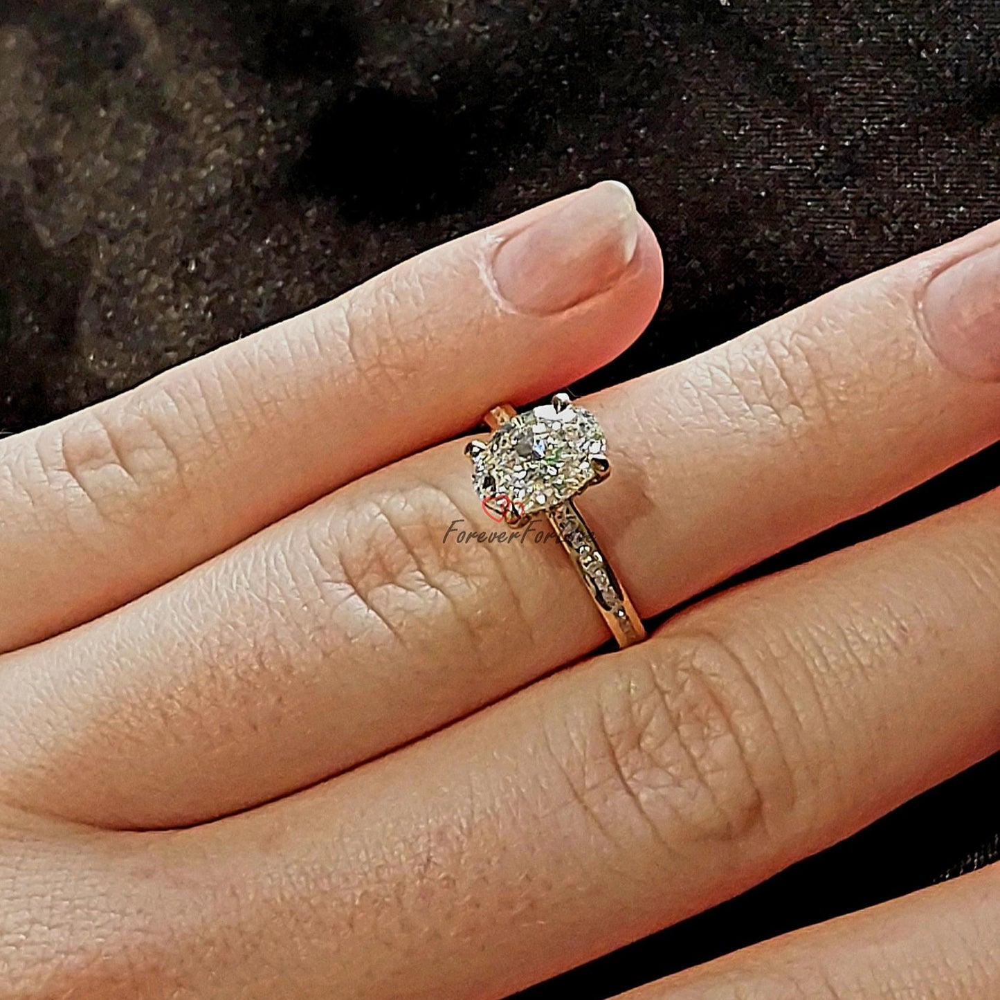 Bague de fiançailles ovale en diamant de laboratoire de 1,35 carat certifié IGI Oval cut 1Ct Moissanite taille brillant engagement ring in Gold or Platinum — custom handcrafted by Forever For Love