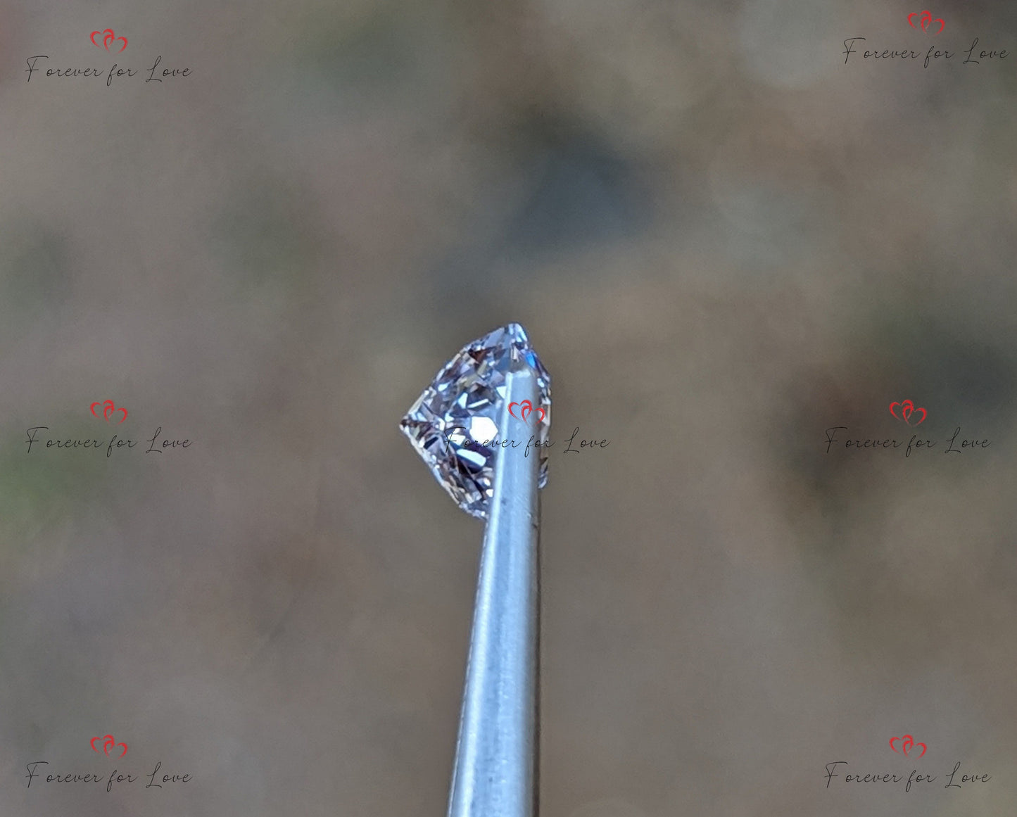 Saphir blanc unique de Ceylan, taille radiant, pierre de saphir naturelle extraite, bijou sur mesure, pièce faite à la main. Moissanite engagement ring in Gold or Platinum — custom handcrafted by Forever For Love