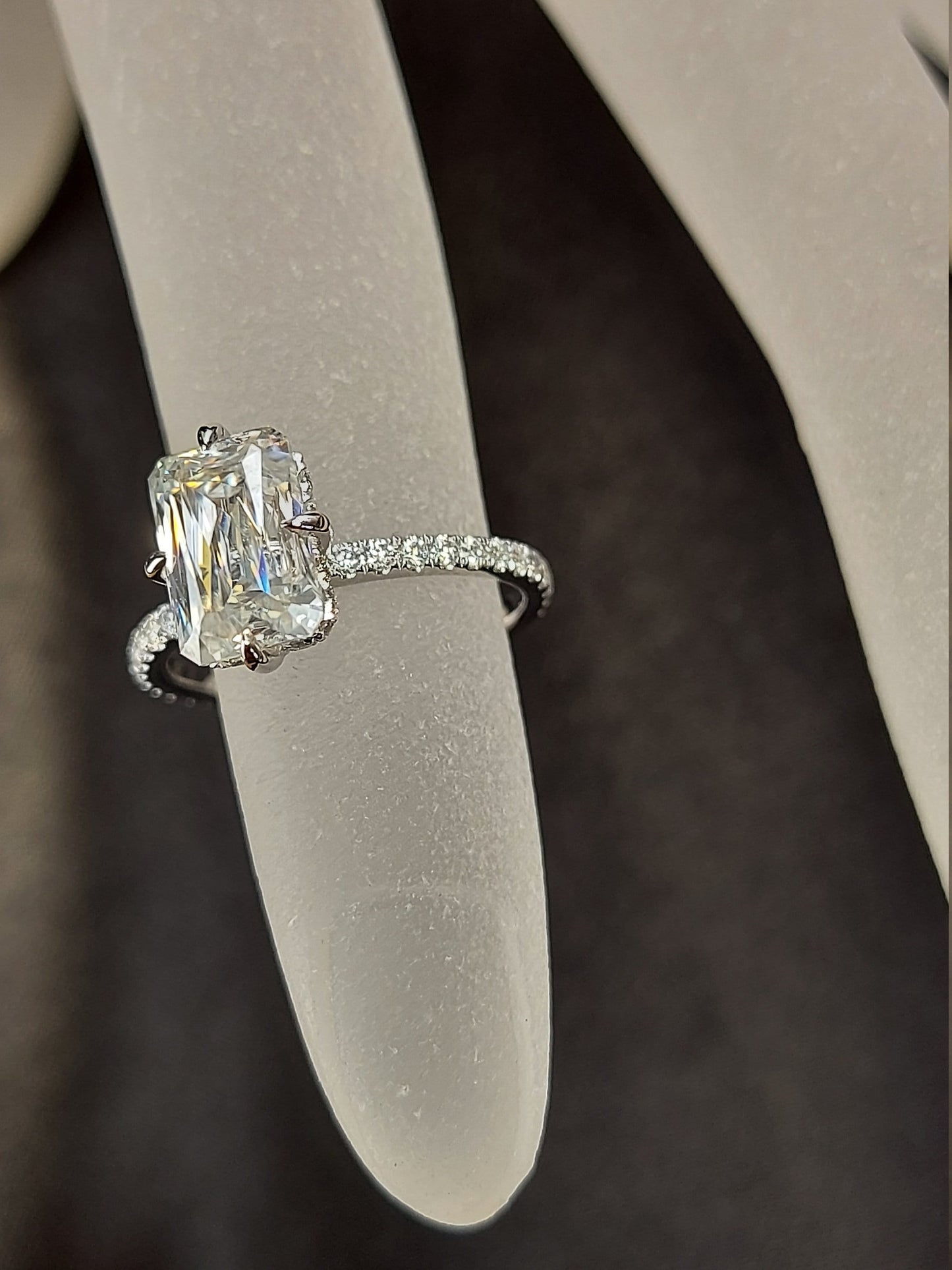 1,5 Karat/8*5,5mm Smaragdgeschliffener Crisscut Verlobungsring Weißgold 14K/18K/Platin, Moissanit Smaragd Verlobungsring, Smaragdgeschliffener Solitärring. Emerald cut Moissanite engagement ring in 935 Argentium Silber — custom handcrafted by Forever For Love