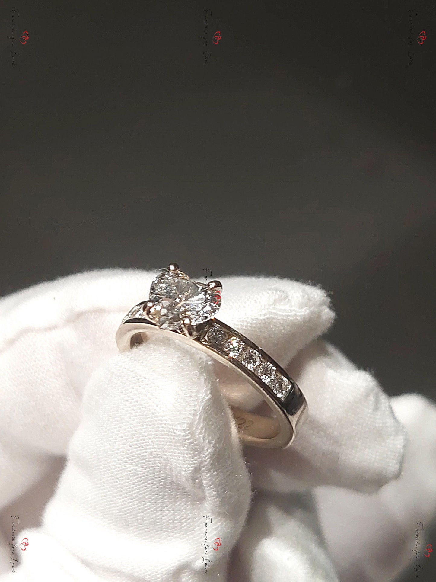 Bague de fiançailles solitaire en diamant de laboratoire cœur certifié IGI de 1,5 ct Heart cut 1Ct Moissanite taille brillant engagement ring in Gold or Platinum — custom handcrafted by Forever For Love