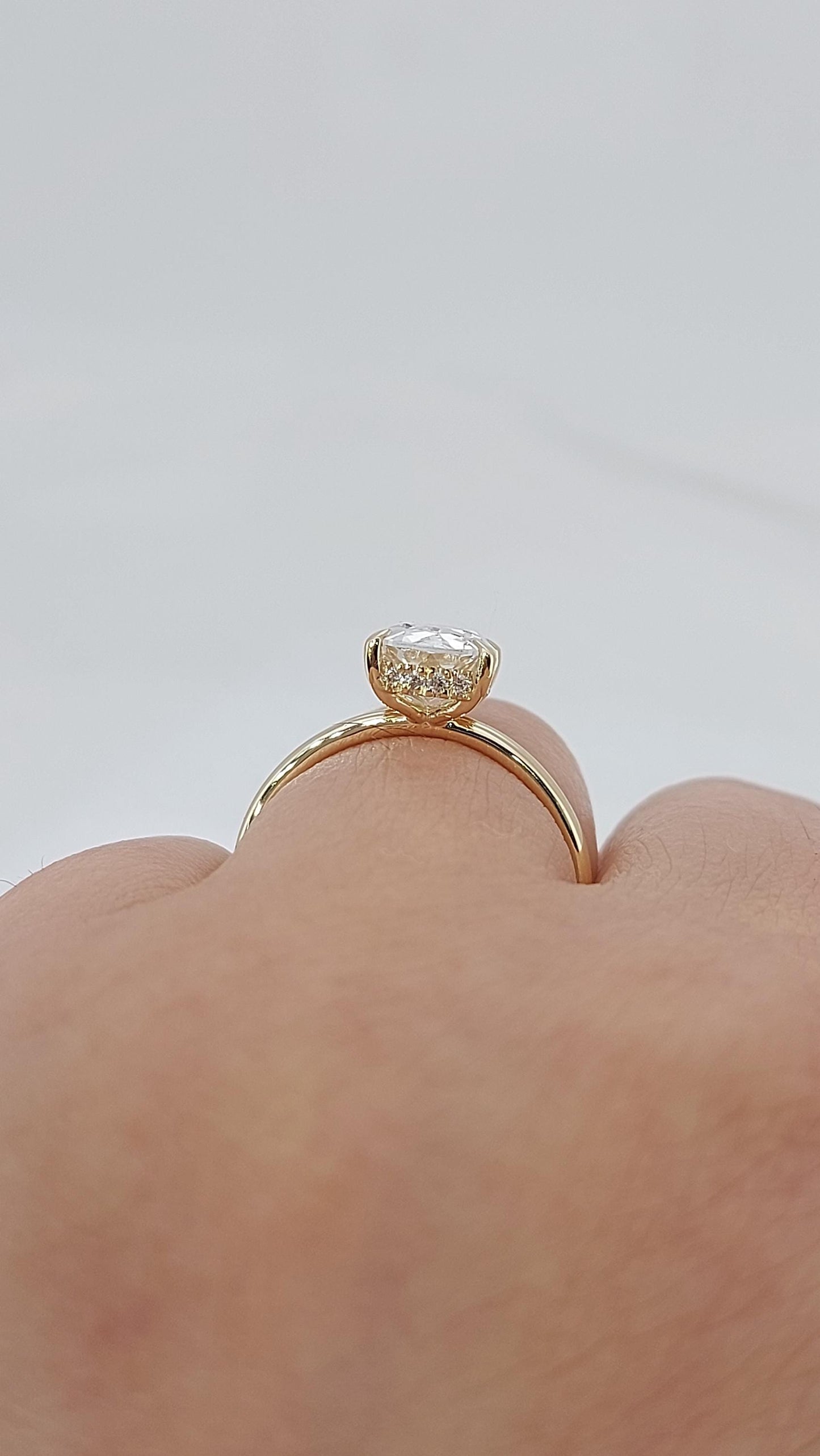 IGI-zertifizierter Solitär-Verlobungsring mit Old-Mine-Labordiamant Moissanite engagement ring in 935er Argentium Silber — custom handcrafted by Forever For Love