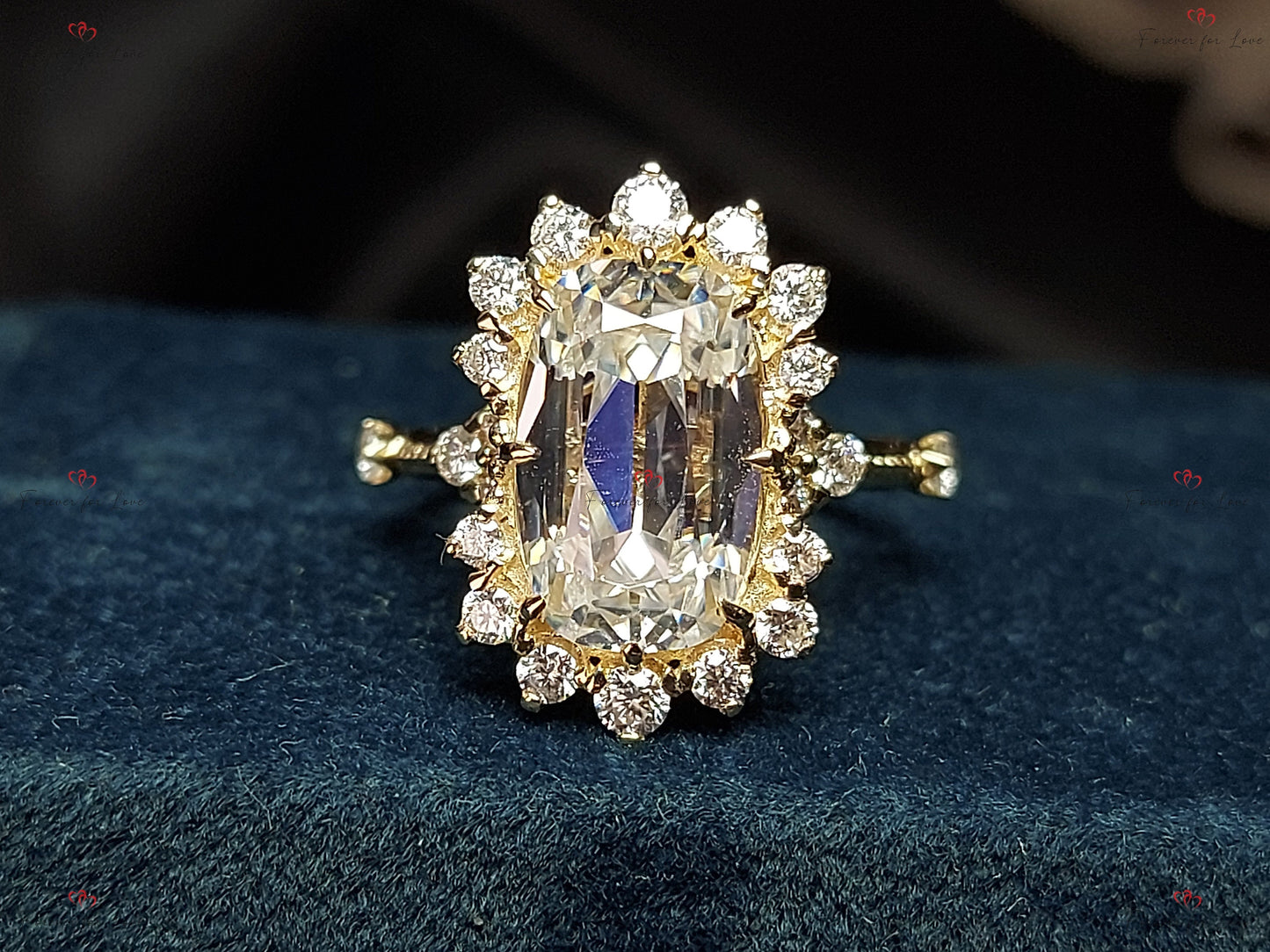 Bague de fiançailles vintage en moissanite taille coussin, bague de fiançailles auréole, bague de fiançailles solitaire en or massif taille ancienne, bague d'anniversaire. Cushion cut 1Ct Moissanite Taille Brillant engagement ring in Gold or Platinum — custom handcrafted by Forever For Love