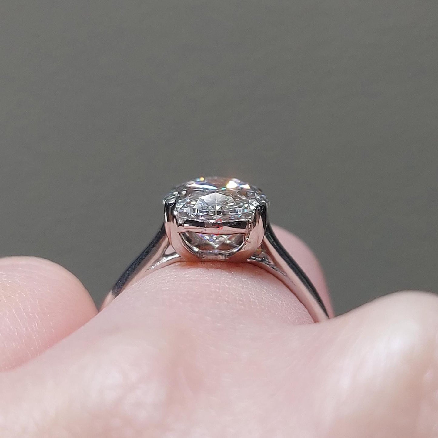 3.6 Karat ovaler Labor-Diamant Verlobungsring Solitär Oval cut Moissanite engagement ring in 935 Argentium Silber — custom handcrafted by Forever For Love