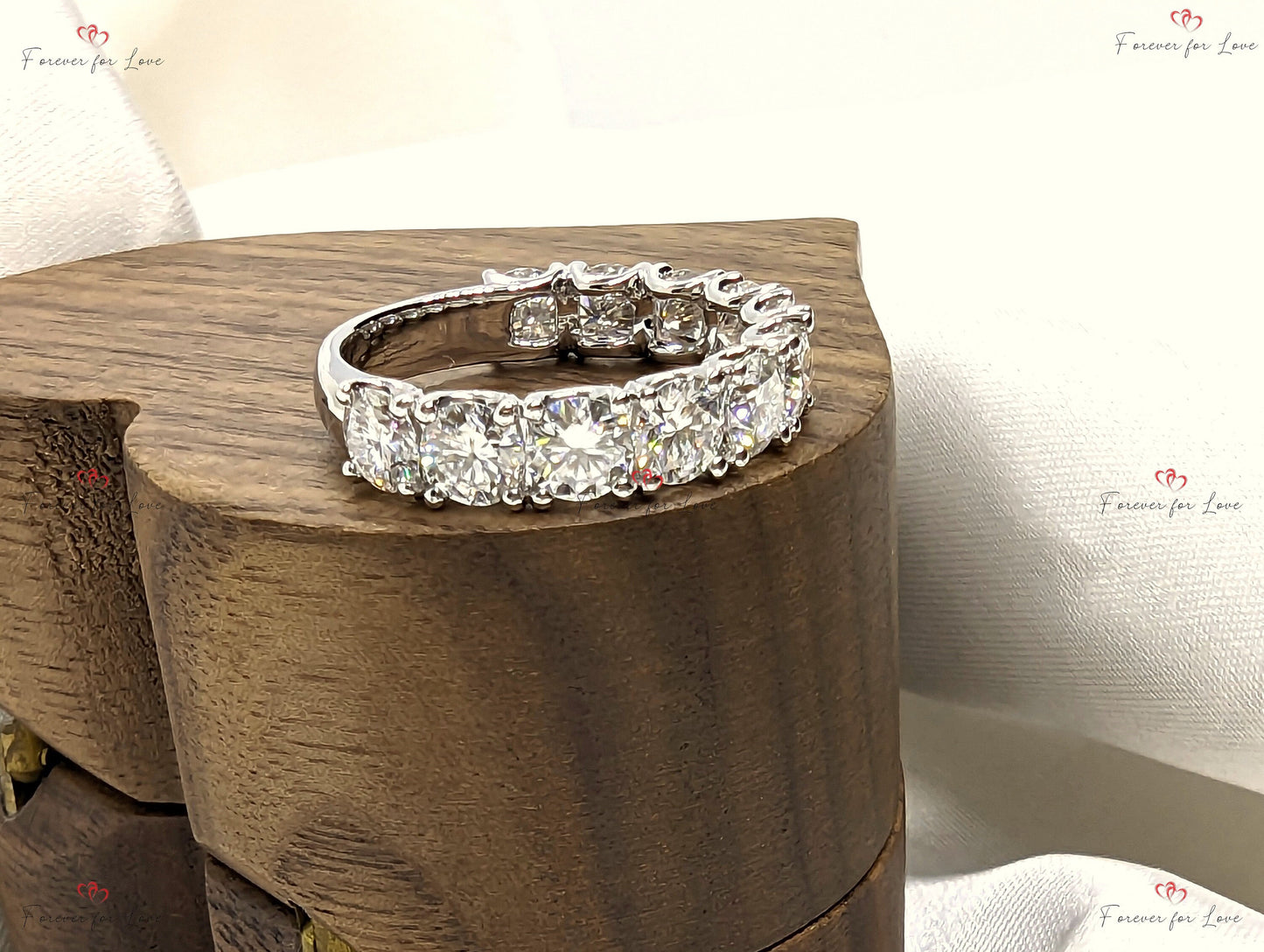 Alliance en or avec diamants ronds de 4 mm créés en laboratoire pour femmes, demi-alliance en diamants, diamants de laboratoire EF/VS, anneau empilable, cadeau d'anniversaire Round cut Moissanite taille brillant engagement ring in Gold or Platinum — custom handcrafted by Forever For Love