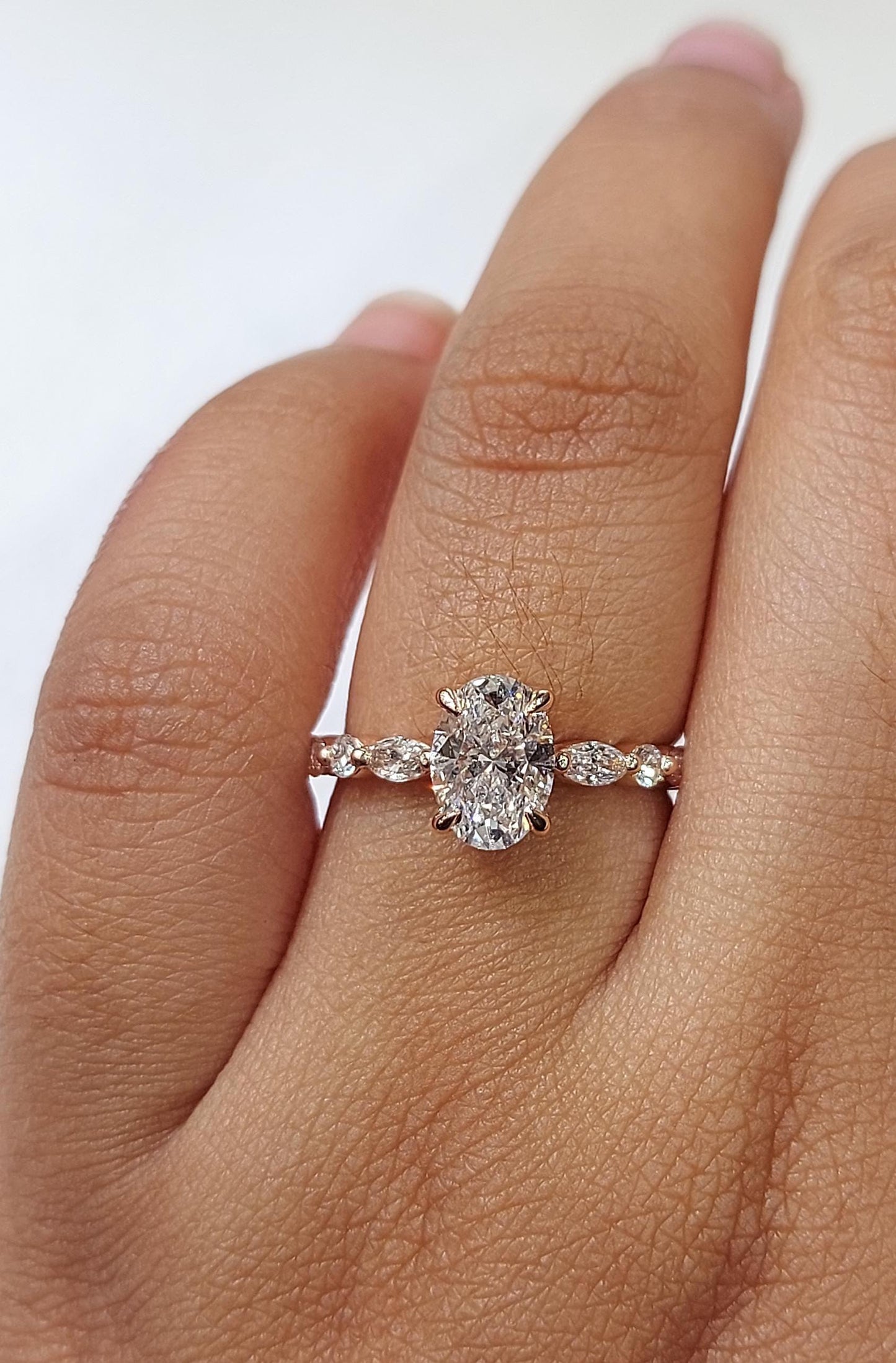 IGI-zertifizierter ovaler rosafarbener Diamant- und Saphir-Halo-Ring Oval cut Moissanite engagement ring in 935er Argentium Silber — custom handcrafted by Forever For Love