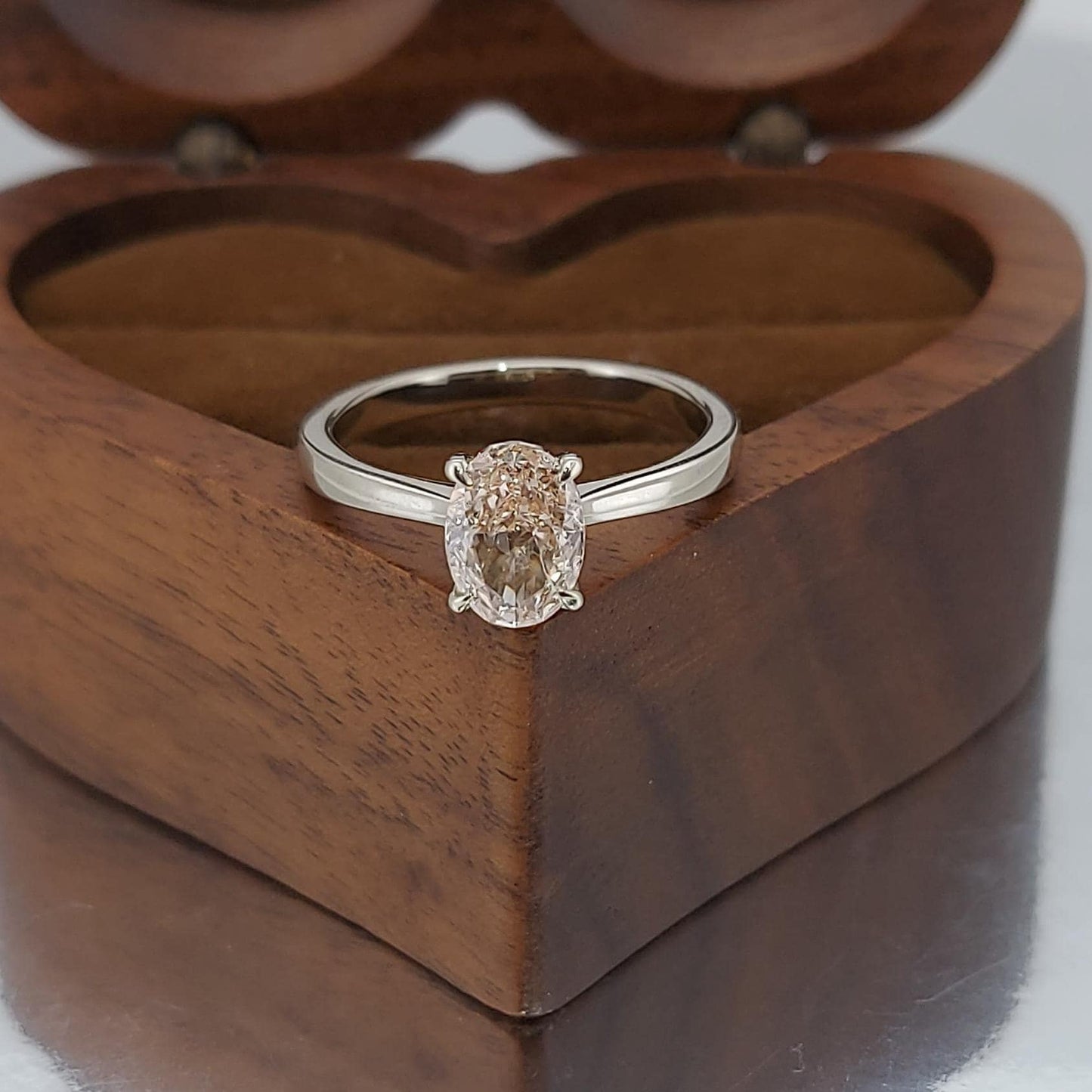 1 Karat ovaler Labor-Diamant-Verlobungsring Baby Pink Oval cut Moissanite engagement ring in 935er Argentium Silber — custom handcrafted by Forever For Love