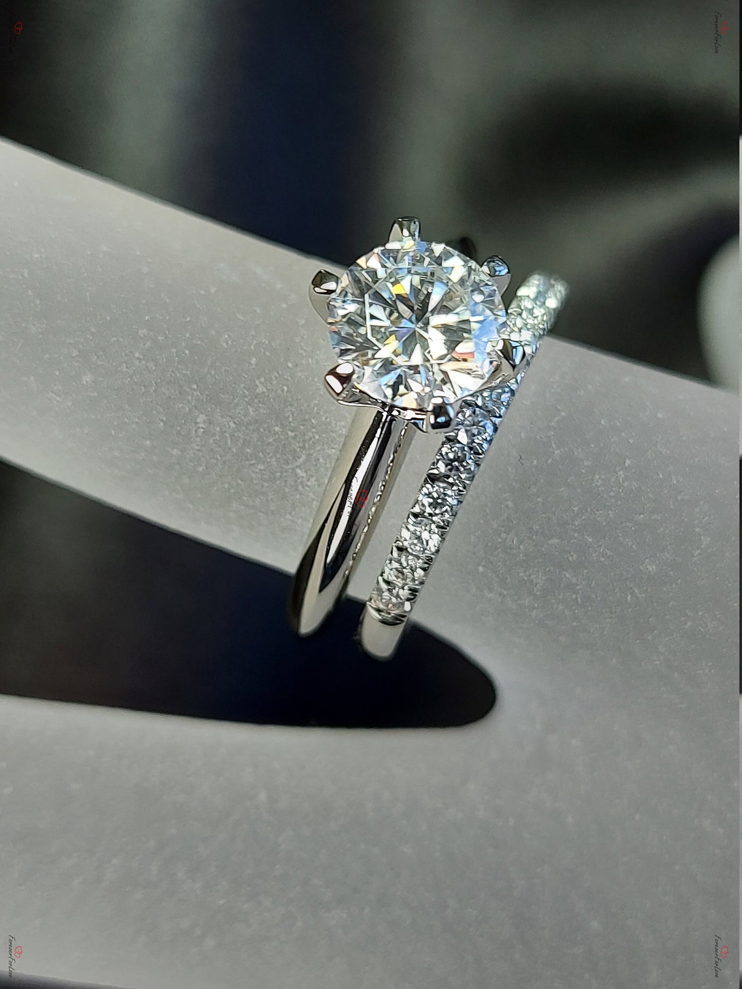 Bague de fiançailles avec diamant rond certifié IGI de 1,2 carat Round cut Moissanite Taille Brillante engagement ring in Gold or Platinum — custom handcrafted by Forever For Love