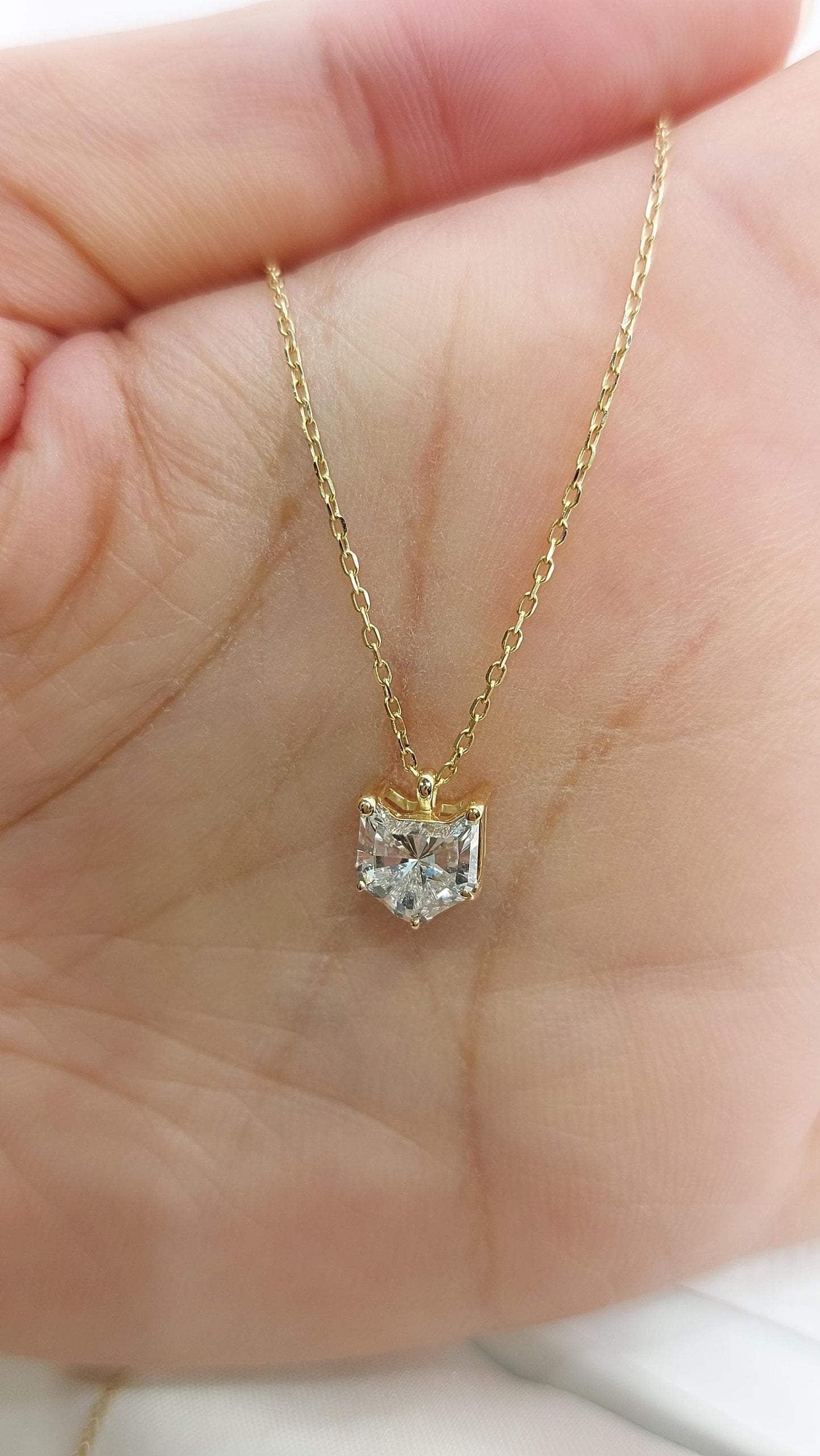1 Karat Katzen-Diamant-Halskette, 14 Karat Gelbgold, zierlicher minimalistischer Katzenanhänger, Diamant-Halskette für Damen, besonderes Geschenk für sie. Moissanite engagement ring in Gold or Platinum — custom handcrafted by Forever For Love