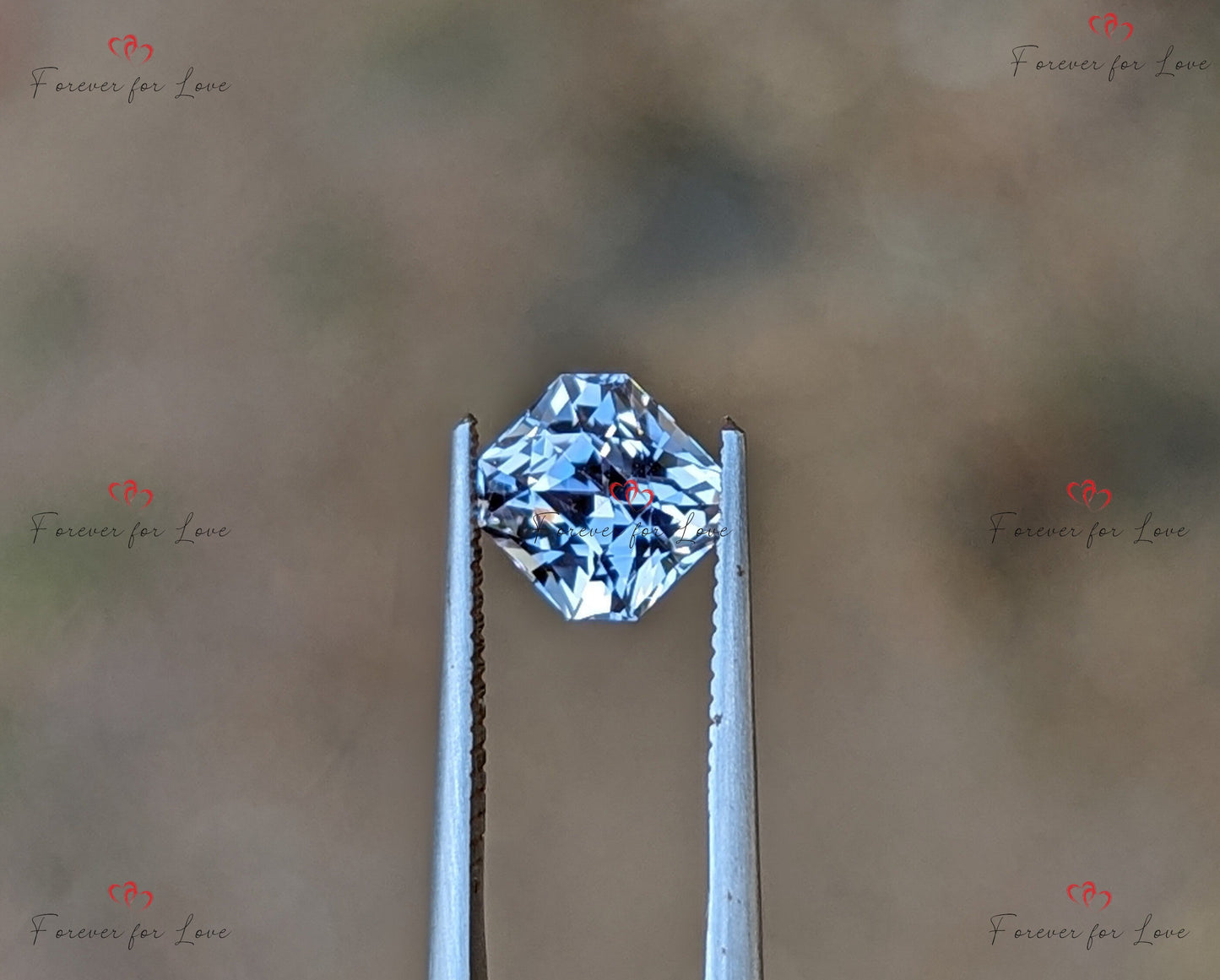 1,34 ct unbehandelter, weißer Saphir. Ein natürlicher, eleganter, unbehandelter weißer Ceylon-Saphir im Radiant-Schliff. Moissanite engagement ring in Gold or Platinum — custom handcrafted by Forever For Love