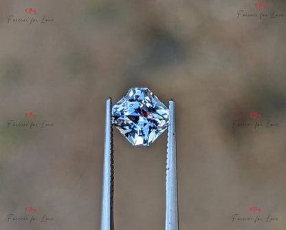 1,34 ct unbehandelter, weißer Saphir. Ein natürlicher, eleganter, unbehandelter weißer Ceylon-Saphir im Radiant-Schliff.