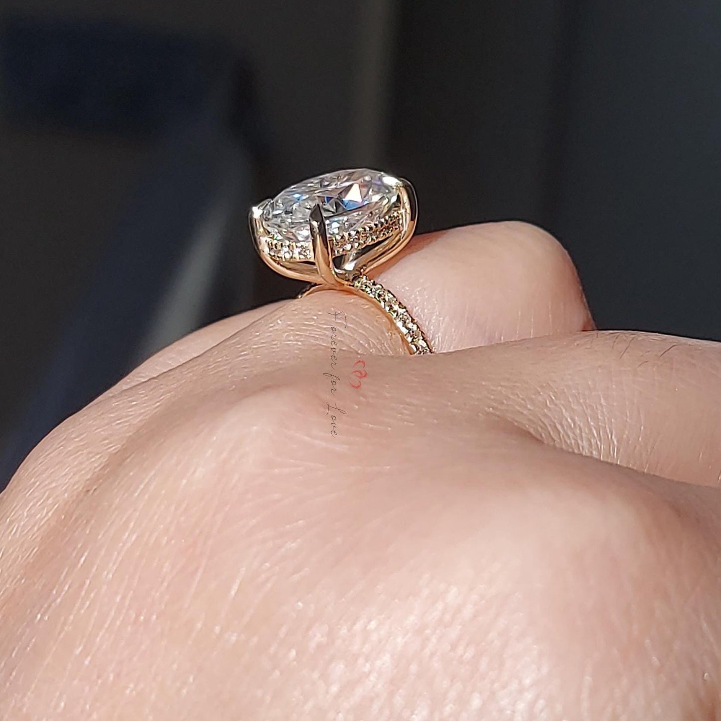 Verlobungsring mit ovalem Moissanit und verdecktem Halo Oval cut Moissanite engagement ring in 935er Argentium Silber — custom handcrafted by Forever For Love