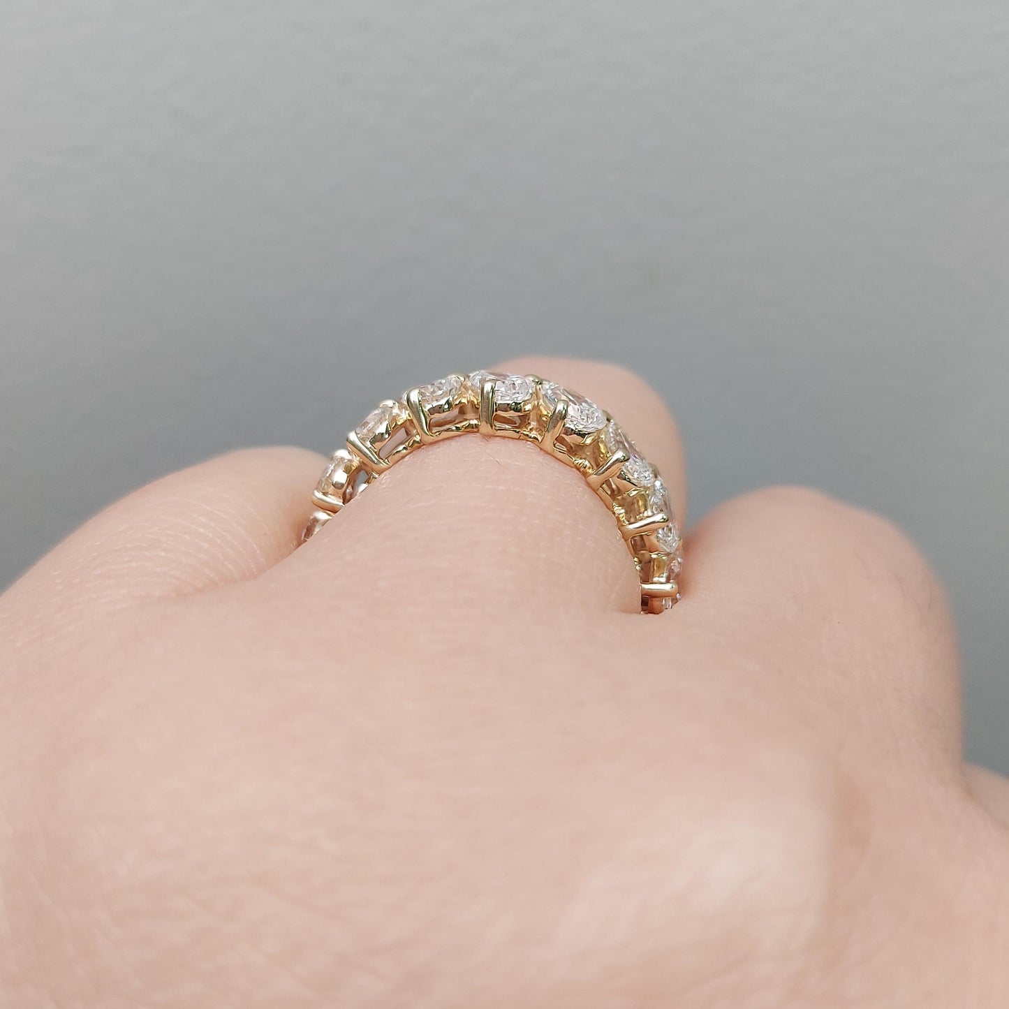 Bague Éternité Complète avec Diamants Taille Poire de Laboratoire, Certifiée, en Or Jaune, Sertie à Griffes Partagées Pear cut Moissanite taille brillant engagement ring in Gold or Platinum — custom handcrafted by Forever For Love