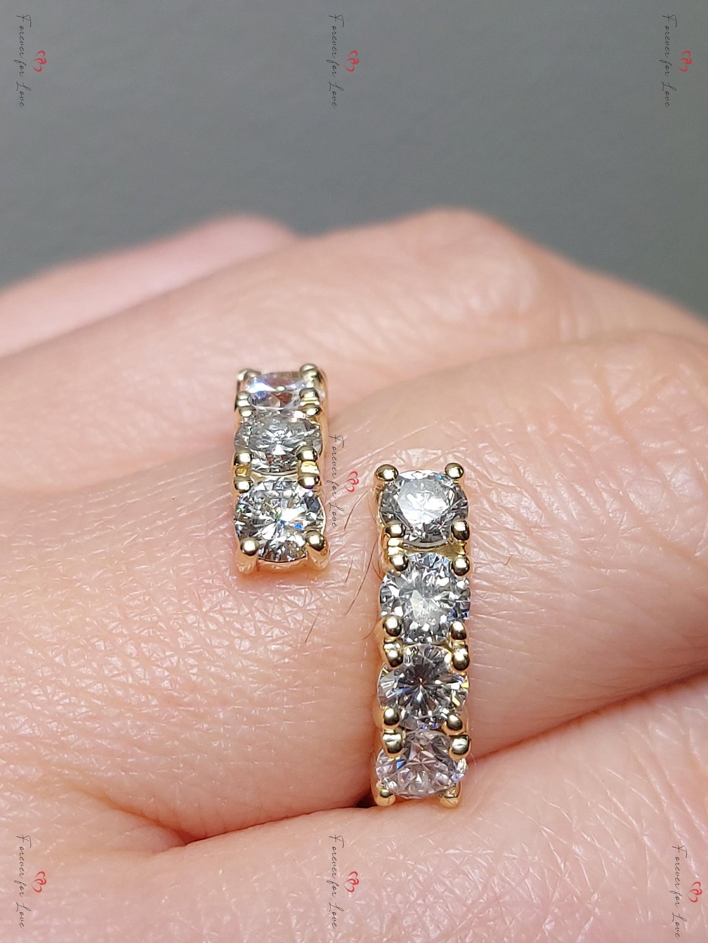 Demi-alliance de diamants ronds de laboratoire certifiés, Bague jonc à diamants ronds en or jaune, Bague de déclaration à diamants pour elle, Cadeau pour maman Round cut Moissanite taille brillant engagement ring in Gold or Platinum — custom handcrafted by Forever For Love
