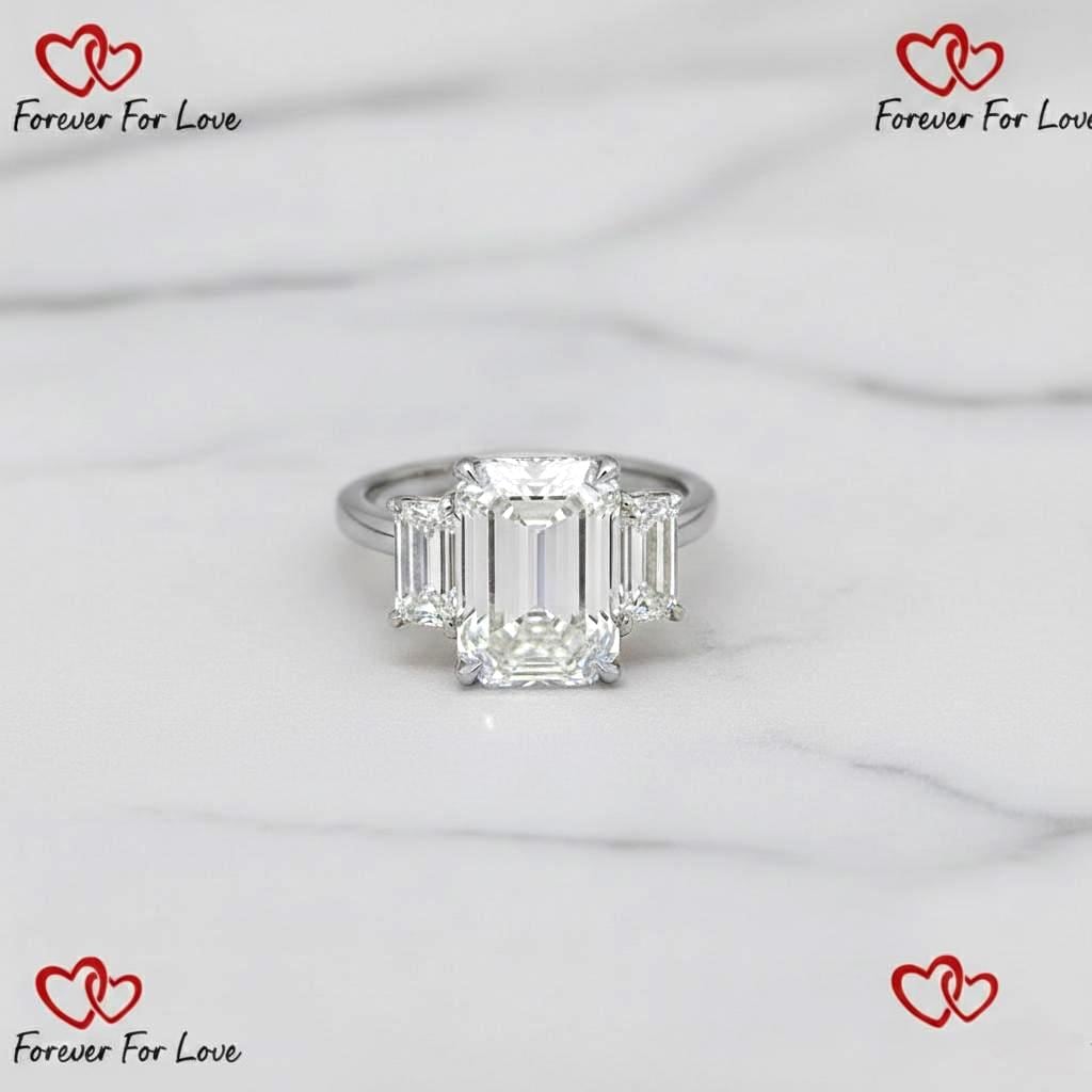 Verlobungsring mit 6 Karat IGI-zertifiziertem Smaragd-Labor-Diamanten und drei Steinen Emerald cut Moissanite engagement ring in Gold or Platinum — custom handcrafted by Forever For Love