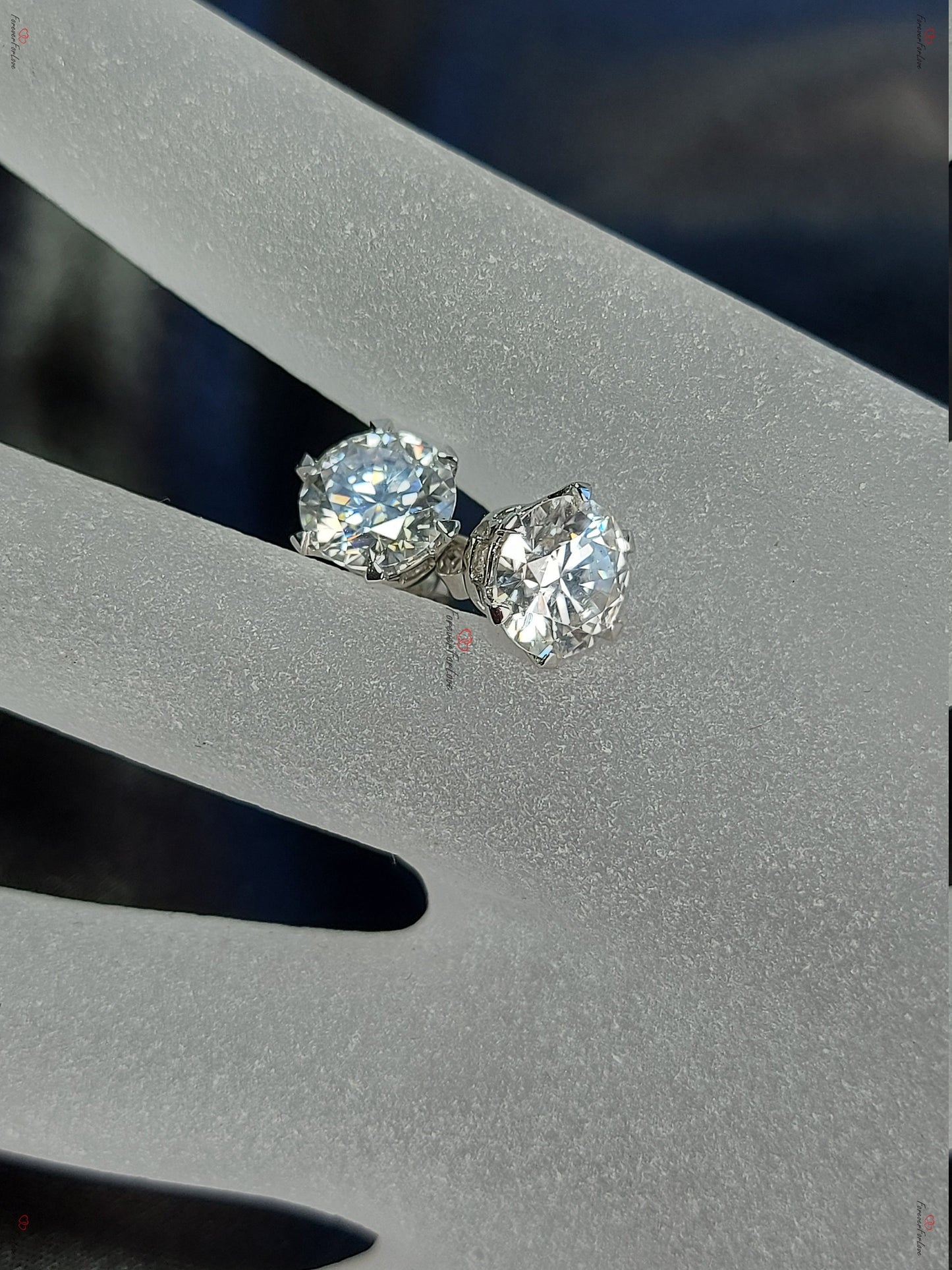 Puces d'oreilles rondes en diamant / Puces d'oreilles en diamant de laboratoire certifié IGI / Puces d'oreilles en or 14 carats avec fermoir à vis / Cadeau d'anniversaire pour elle Moissanite engagement ring in Gold or Platinum — custom handcrafted by Forever For Love