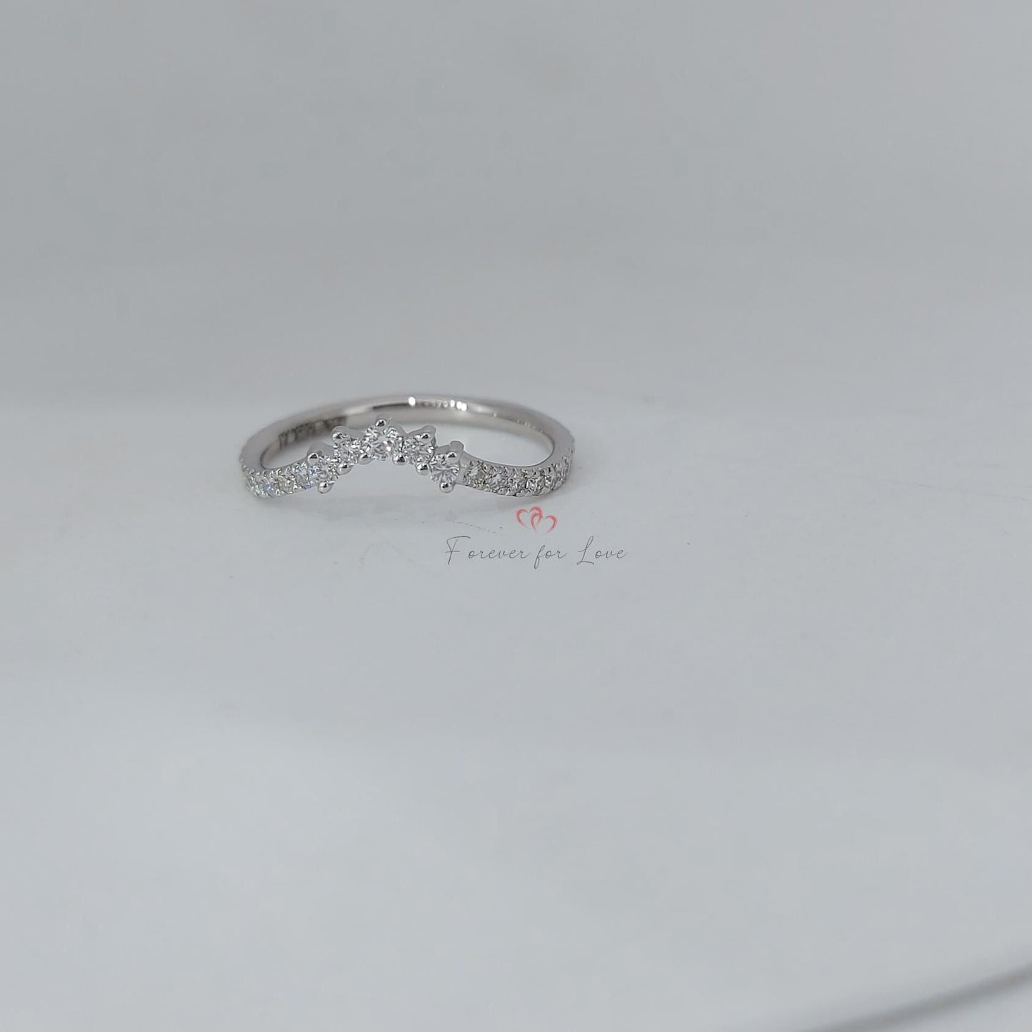 Bague empilable Courbe en diamant de laboratoire Round Lab Round cut Moissanite taille brillant engagement ring in Gold or Platinum — custom handcrafted by Forever For Love