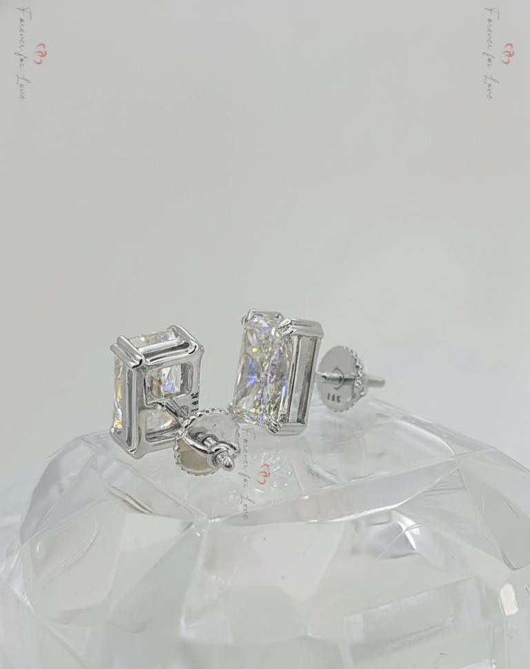 4 Karat Radiant Cut Lab Grown Diamantohrstecker: 14K Weißgold Moissanite engagement ring in Gold or Platinum — custom handcrafted by Forever For Love