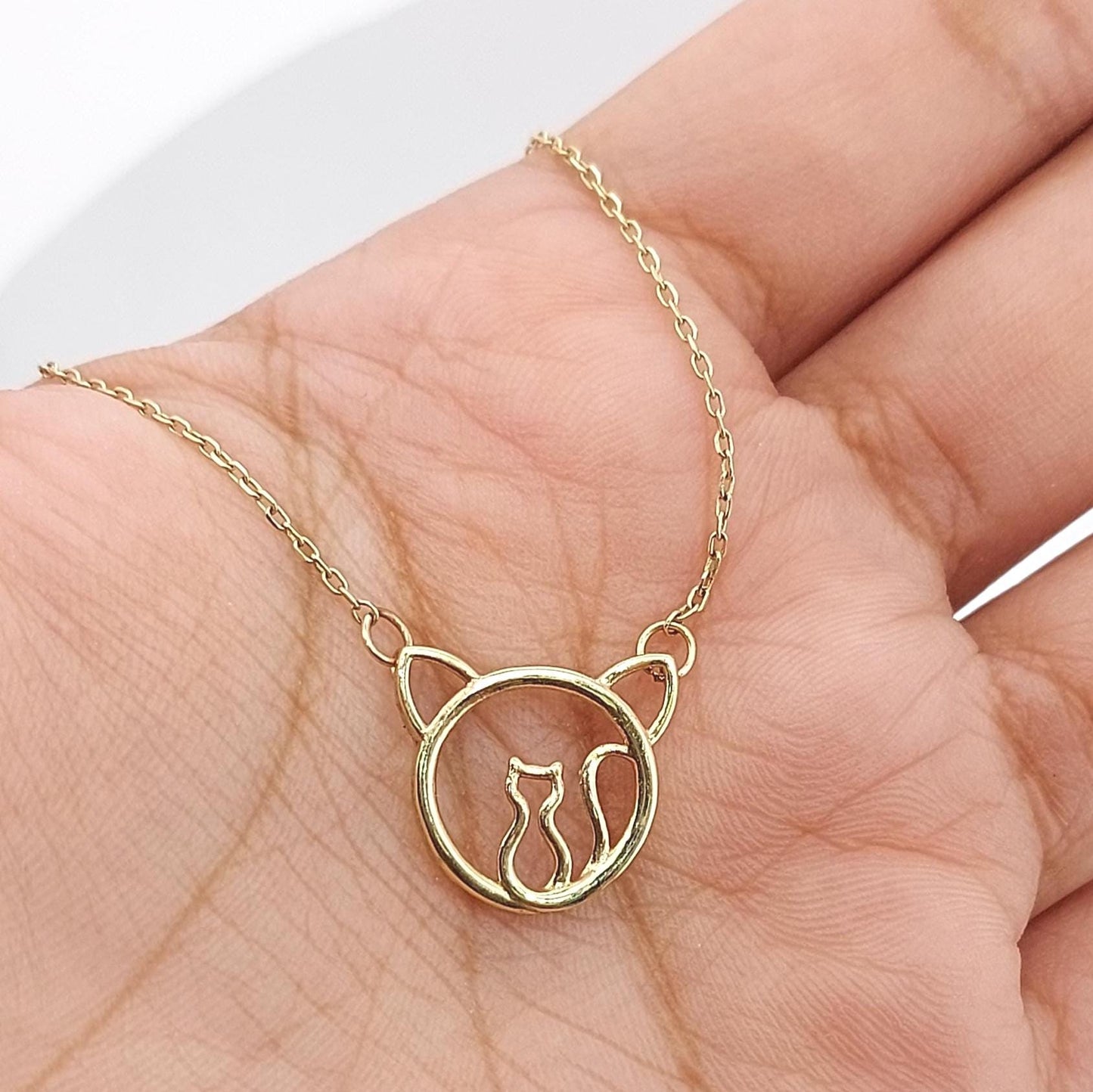 Katzenkette aus massivem Gold, 14 Karat Gelbgold, zierlicher minimalistischer Katzenanhänger, zierliche Damenkette, besonderes Geschenk für sie. Moissanite engagement ring in Gold or Platinum — custom handcrafted by Forever For Love