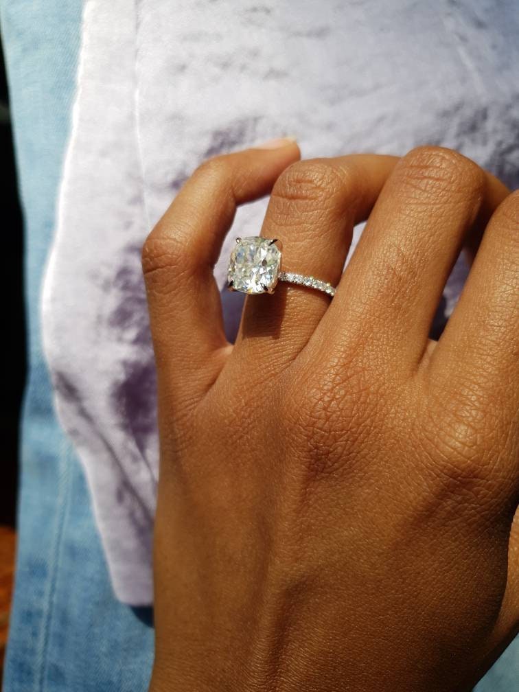 4 Karat Kissen Diamant, Moissanit Verlobungsring mit verstecktem Heiligenschein Cushion cut Moissanite engagement ring in 935er Argentium Silber — custom handcrafted by Forever For Love