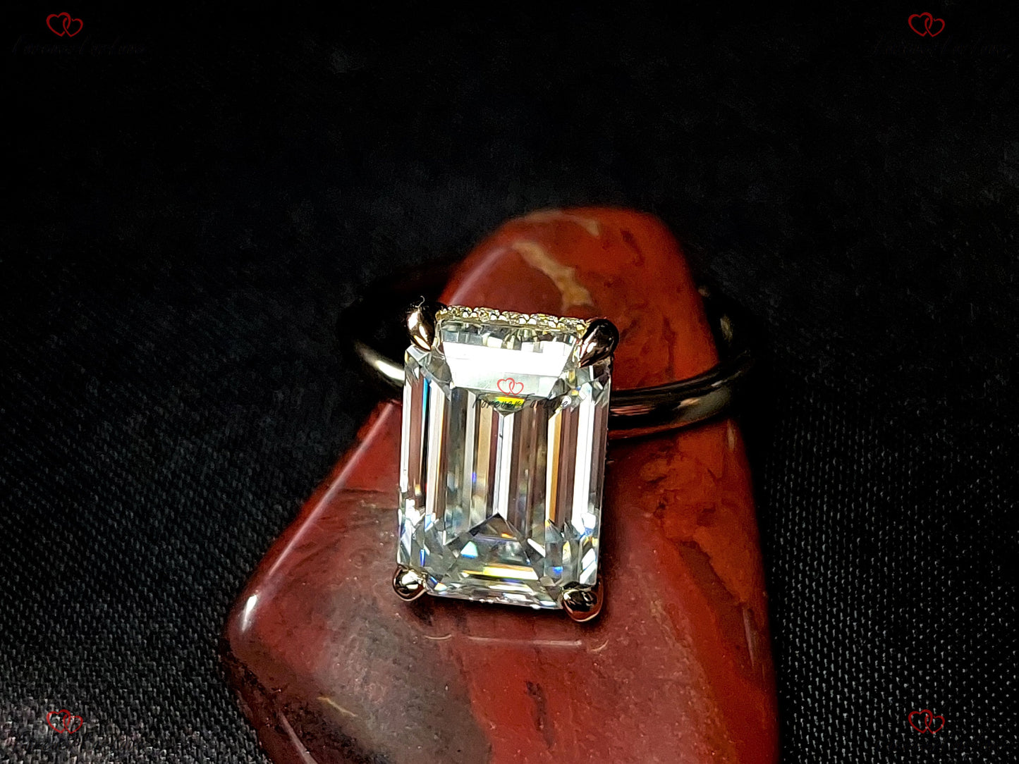 Bague de fiançailles solitaire avec diamant de laboratoire émeraude certifié IGI de 5 carats Emerald cut 1Ct Moissanite taille brillant engagement ring in Gold or Platinum — custom handcrafted by Forever For Love