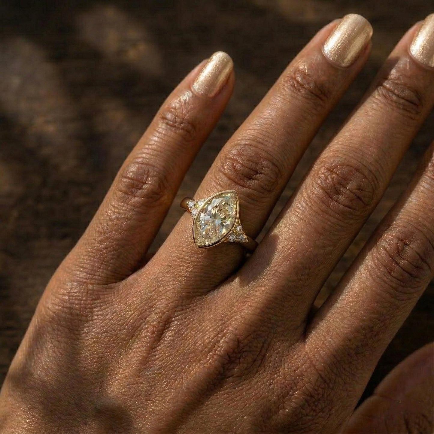 1,6 Karat IGI-zertifizierter Birnen-Labor-Diamant-Ring Pear cut Moissanite engagement ring in 935er Argentium Silber — custom handcrafted by Forever For Love
