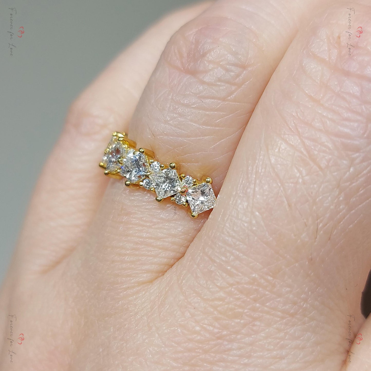 Bague demi-alliance en diamant taille princesse 3 mm en or 18k 14k, sertie pavé. Or jaune, rose, blanc, platine certifié. Princess cut Moissanite Taille Brillant engagement ring in Gold or Platinum — custom handcrafted by Forever For Love